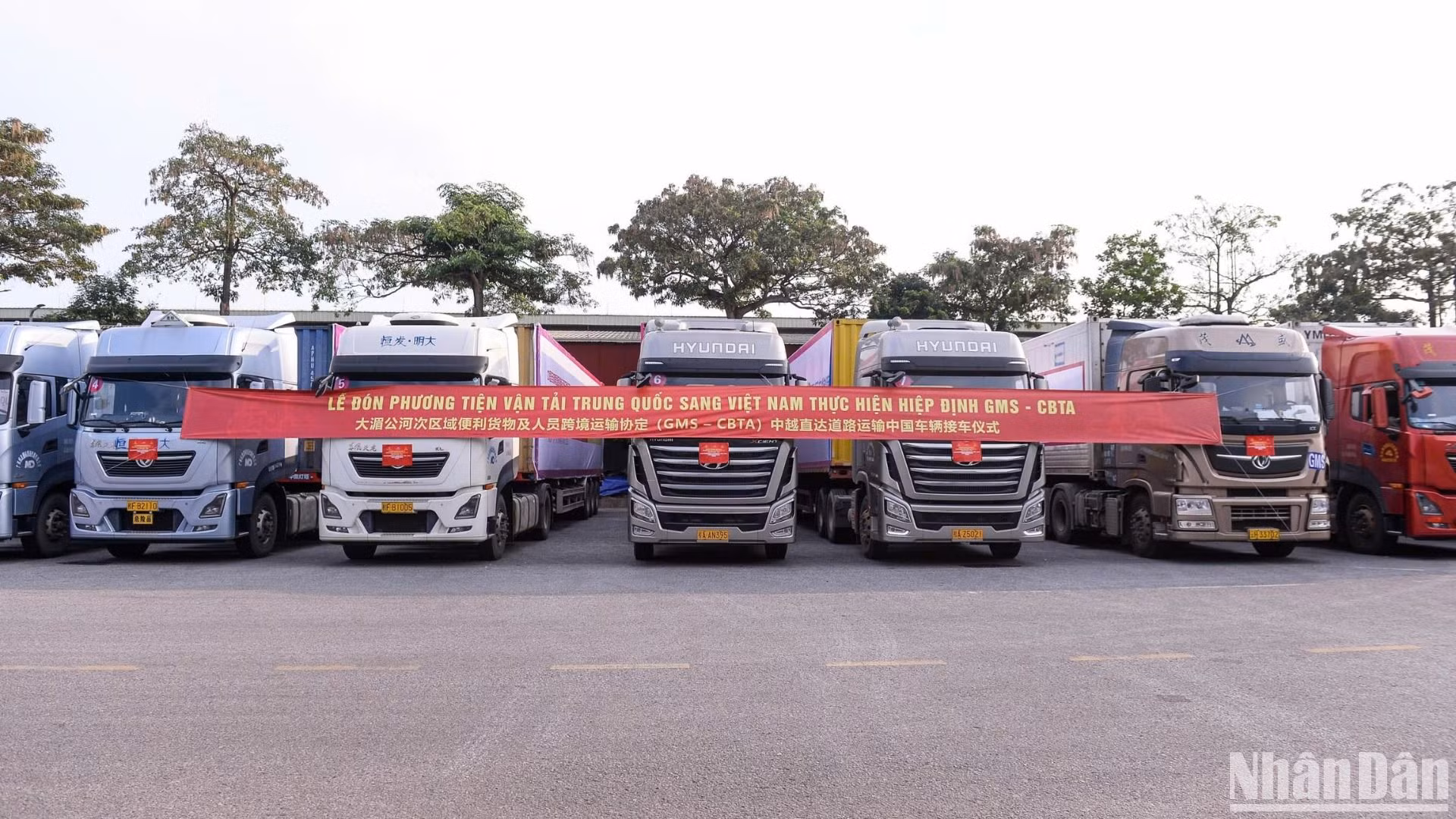 Đoàn phương tiện vận tải Trung Quốc sang Việt Nam thực hiện hiệp định GMS-CBTA tại lễ đón.