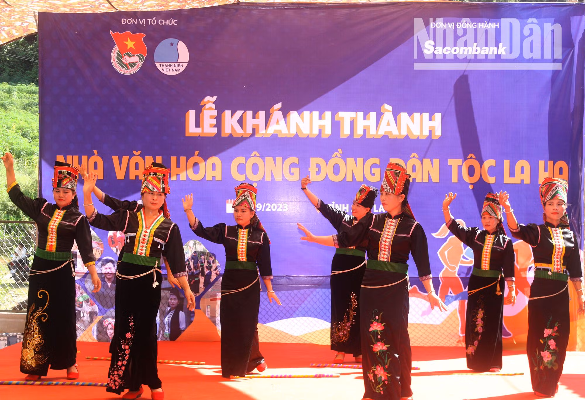 Phụ nữ dân tộc La Ha biểu diễn văn nghệ nhân dịp lễ khánh thành Nhà Văn hóa cộng đồng La Ha tại bản Hiên, xã Liệp Tè, huyện Thuận Châu. (Ảnh: Phan Thảo) Phụ nữ dân tộc La Ha biểu diễn văn nghệ nhân dịp lễ khánh thành Nhà Văn hóa cộng đồng La Ha tại bản Hiên, xã Liệp Tè, huyện Thuận Châu. (Ảnh: Phan Thảo)