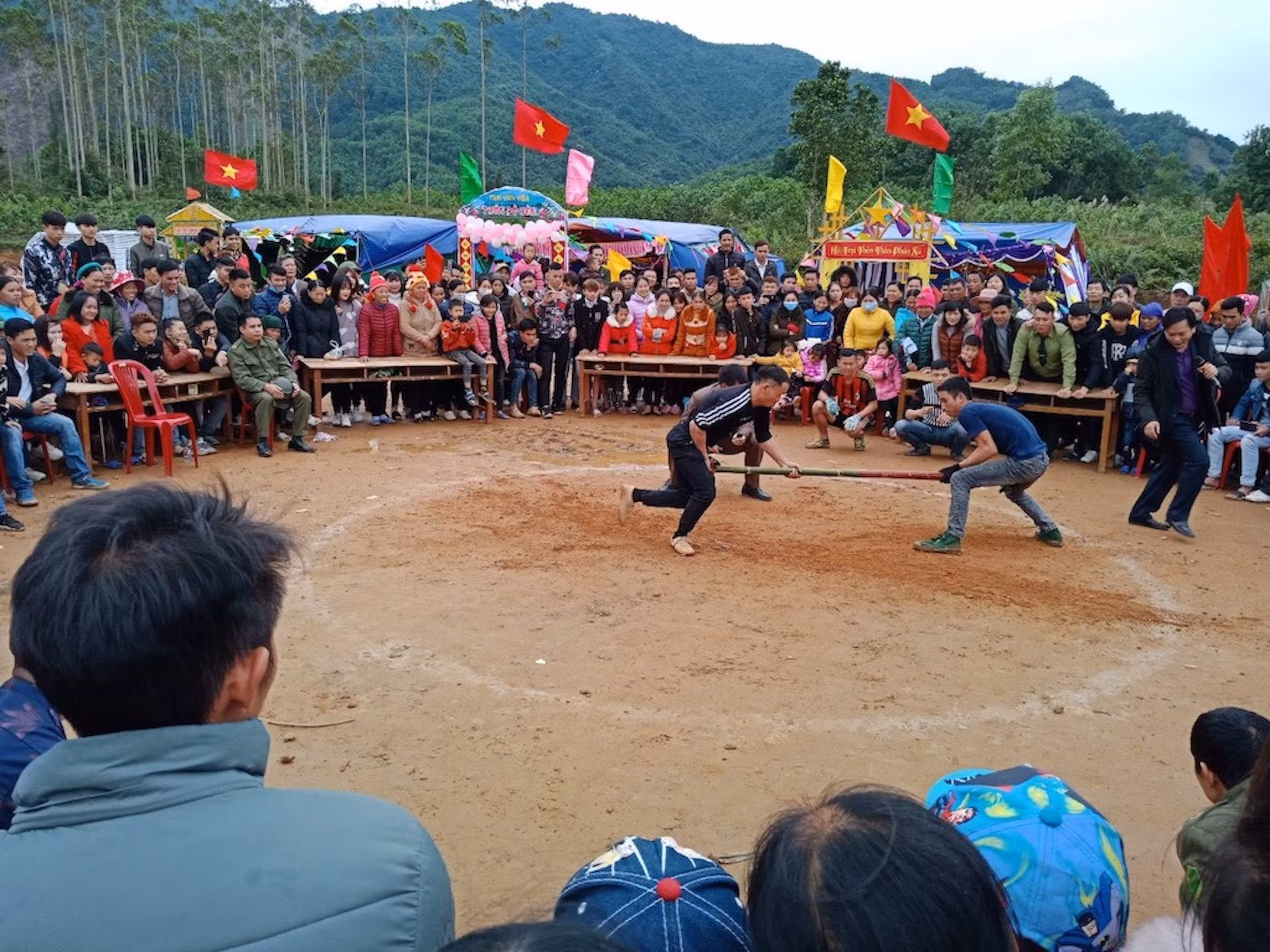Các trò chơi dân gian luôn thu hút, hấp dẫn đông đảo người dân và du khách đến xem và trải nghiệm. Các trò chơi dân gian luôn thu hút, hấp dẫn đông đảo người dân và du khách đến xem và trải nghiệm.