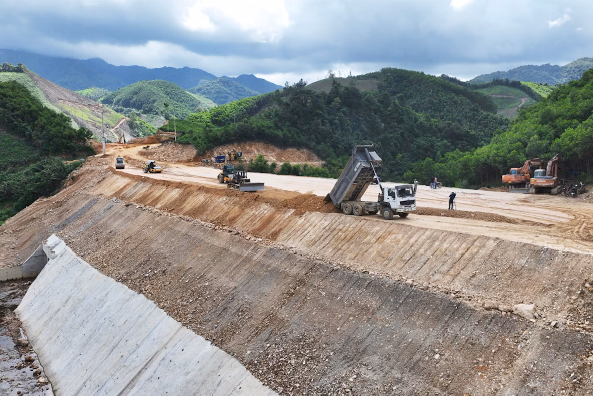 Dự án nối đường nối Sơn Dương-Đồng Lâm (thành phố Hạ Long) đang được đẩy nhanh tiến độ thi công. Dự án nối đường nối Sơn Dương-Đồng Lâm (thành phố Hạ Long) đang được đẩy nhanh tiến độ thi công.