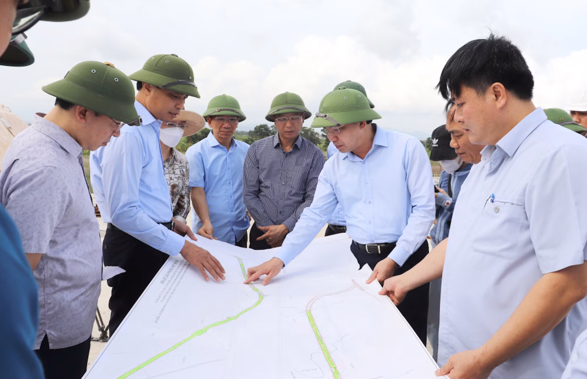 Lãnh đạo tỉnh Quảng Ninh cùng các sở, ban, ngành chức năng kiểm tra tiến độ triển khai dự án Nút giao Đầm Nhà Mạc. Lãnh đạo tỉnh Quảng Ninh cùng các sở, ban, ngành chức năng kiểm tra tiến độ triển khai dự án Nút giao Đầm Nhà Mạc.