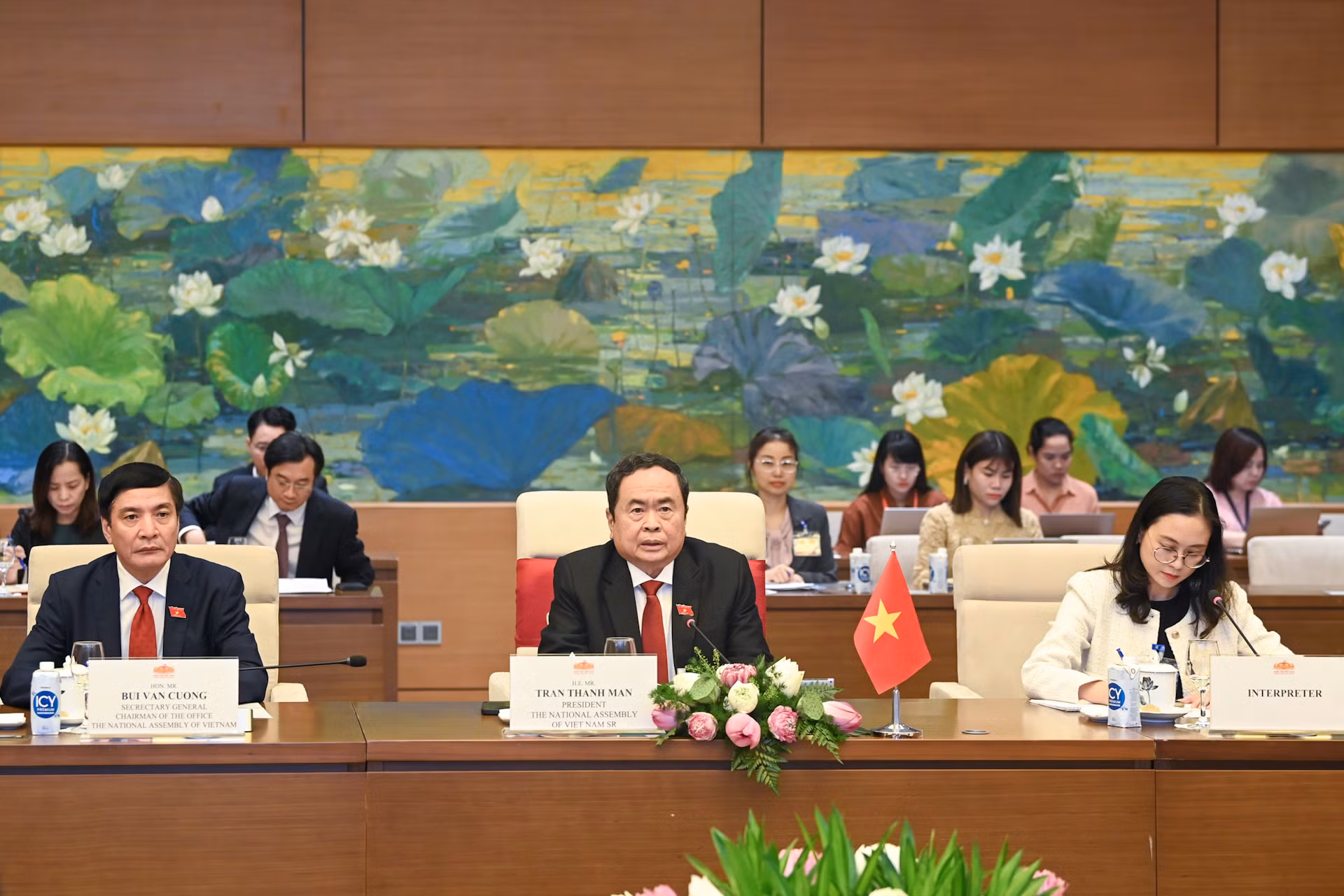 Chủ tịch Quốc hội Trần Thanh Mẫn, Tổng Thư ký, Chủ nhiệm Văn phòng Quốc hội Bùi Văn Cường và các đại biểu Việt Nam tại buổi hội kiến.