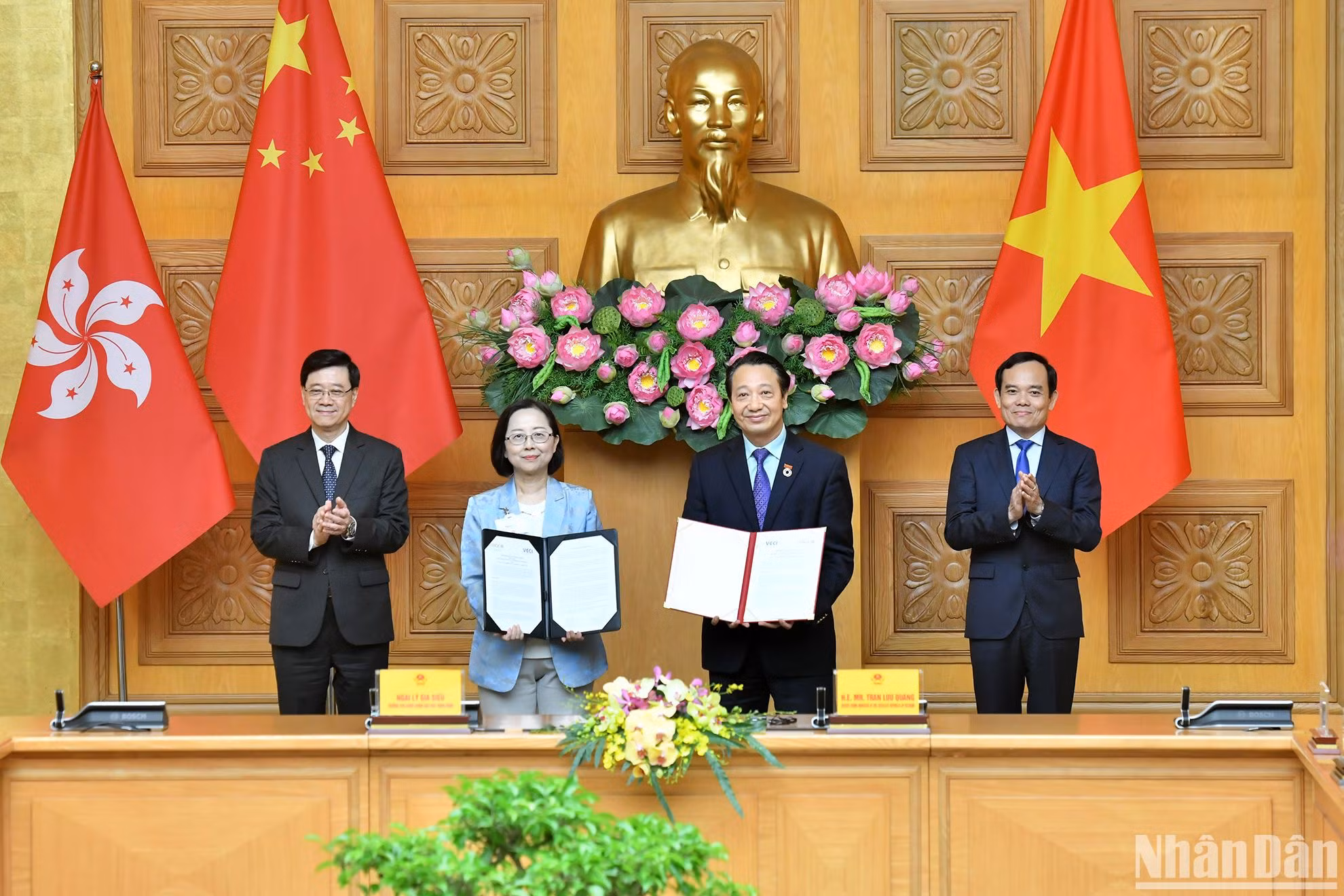 Phó Thủ tướng Trần Lưu Quang và Trưởng Khu hành chính đặc biệt Hồng Kông (Trung Quốc) Lý Gia Siêu chứng kiến trao đổi các thỏa thuận hợp tác. 