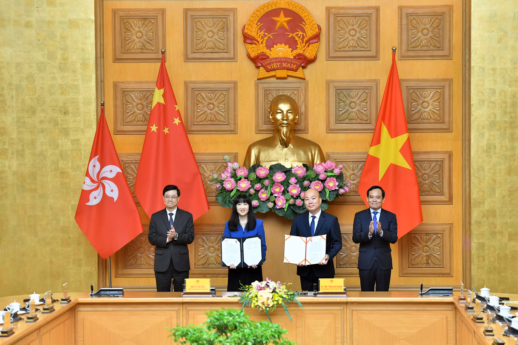 Phó Thủ tướng Trần Lưu Quang và Trưởng Khu hành chính đặc biệt Hồng Kông (Trung Quốc) Lý Gia Siêu chứng kiến các bên trao đổi thỏa thuận hợp tác.