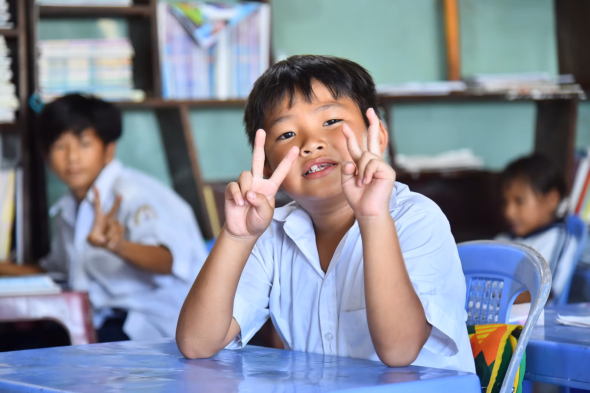 Sự hồn nhiên, đáng yêu thể hiện trên khuôn mặt của các em học sinh ở lớp học tình thương khi được giải lao sau những tiết học.
