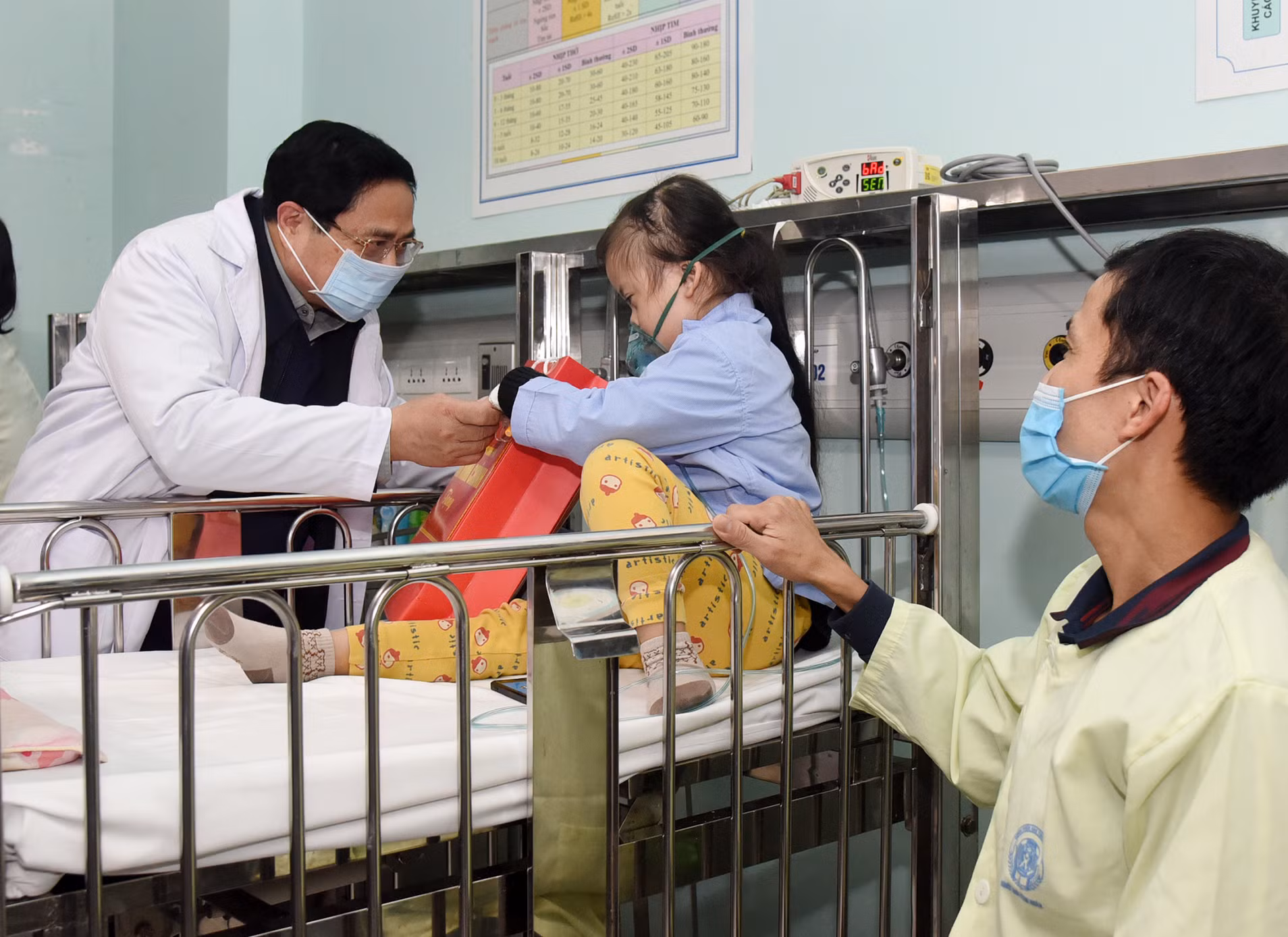 Thủ tướng Phạm Minh Chính tặng quà và chia sẻ với các bệnh nhân, người nhà bệnh nhân vẫn phải ở lại Bệnh viện Nhi Trung ương dịp Tết. Thủ tướng Phạm Minh Chính tặng quà và chia sẻ với các bệnh nhân, người nhà bệnh nhân vẫn phải ở lại Bệnh viện Nhi Trung ương dịp Tết.