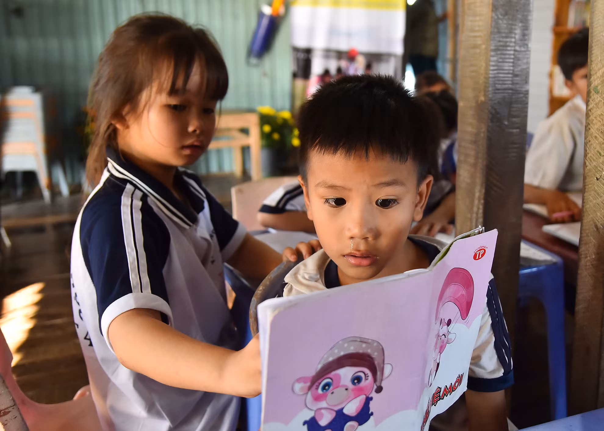 Ở lớp học hiện nay, học sinh nhỏ nhất mới 6 tuổi, lớn nhất 15 tuổi, do đó lớp học có nhiều độ tuổi và trình độ khác nhau. Những em học cùng lớp với nhau nhưng do lớn tuổi hơn sẽ có khả năng tiếp thu tốt hơn vì vậy khi cần sẽ hỗ trợ, hướng dẫn bạn học cùng lớp với mình.