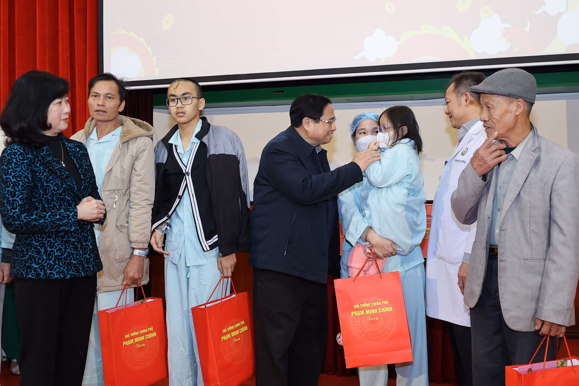Thủ tướng Phạm Minh Chính tặng quà, chúc Tết bệnh nhân đang điều trị tại Bệnh viện hữu nghị Việt Đức. Thủ tướng Phạm Minh Chính tặng quà, chúc Tết bệnh nhân đang điều trị tại Bệnh viện hữu nghị Việt Đức.