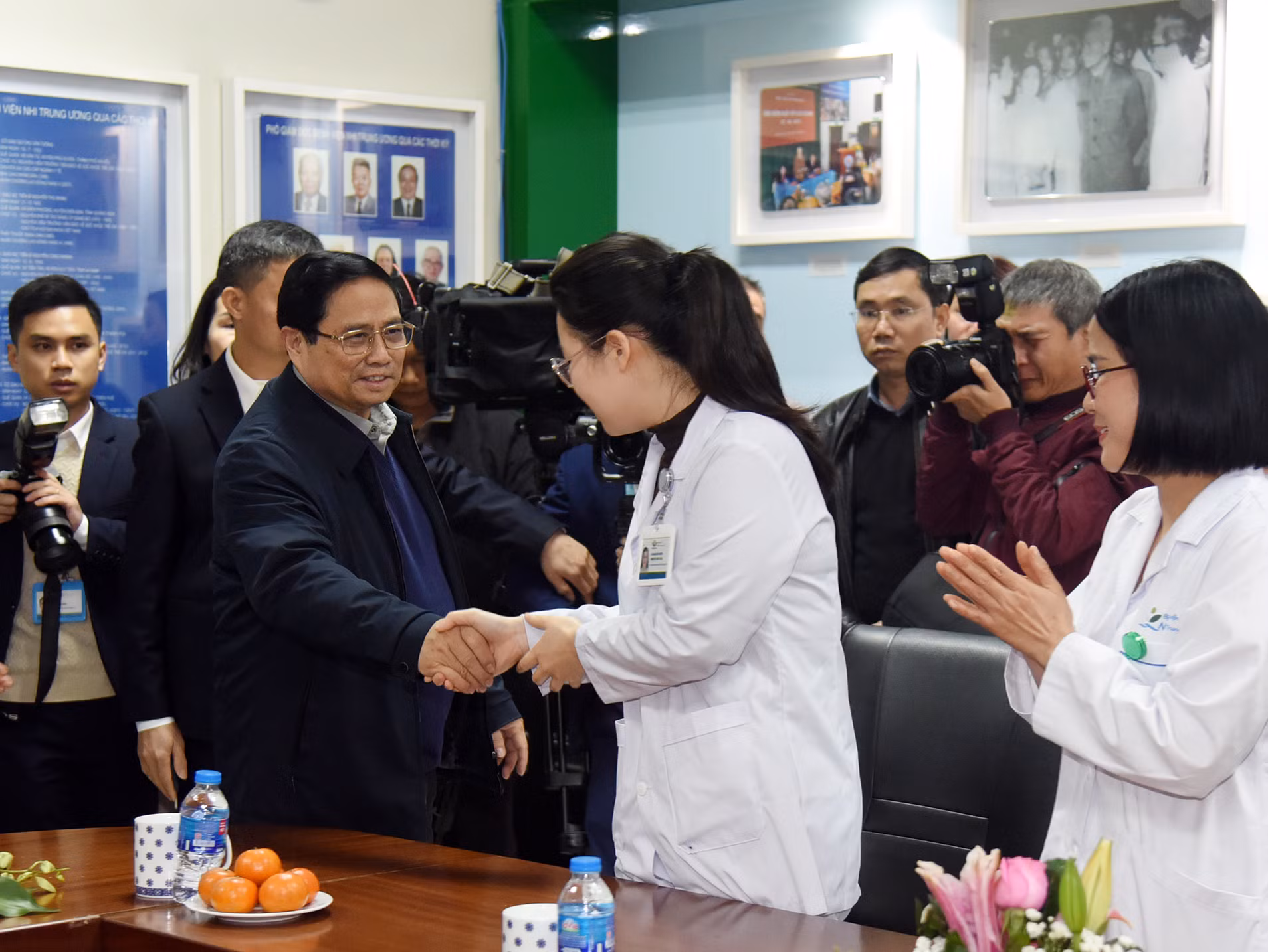 Thủ tướng thăm hỏi động viên cán bộ, y bác sĩ tại Bệnh viện Nhi Trung ương. Thủ tướng thăm hỏi động viên cán bộ, y bác sĩ tại Bệnh viện Nhi Trung ương.