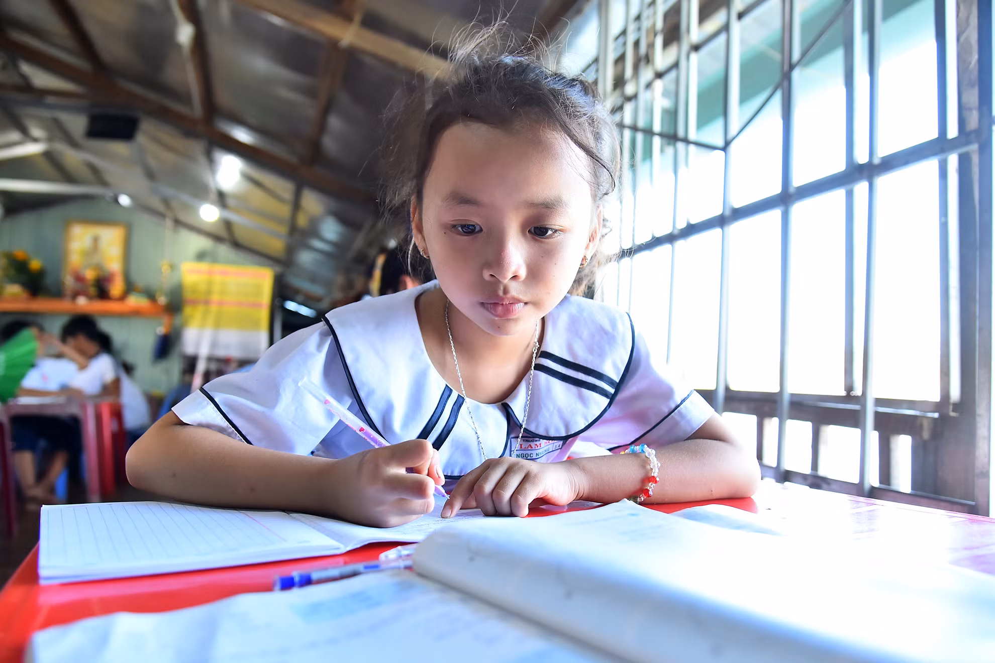 Các em học sinh phấn khởi khi được đến lớp, vừa có thêm các bạn mới, vừa được học, nếu không hiểu thì thầy, cô sẽ hướng dẫn luôn. Các em đều cố gắng hoàn thành bài ngay ở trên lớp.