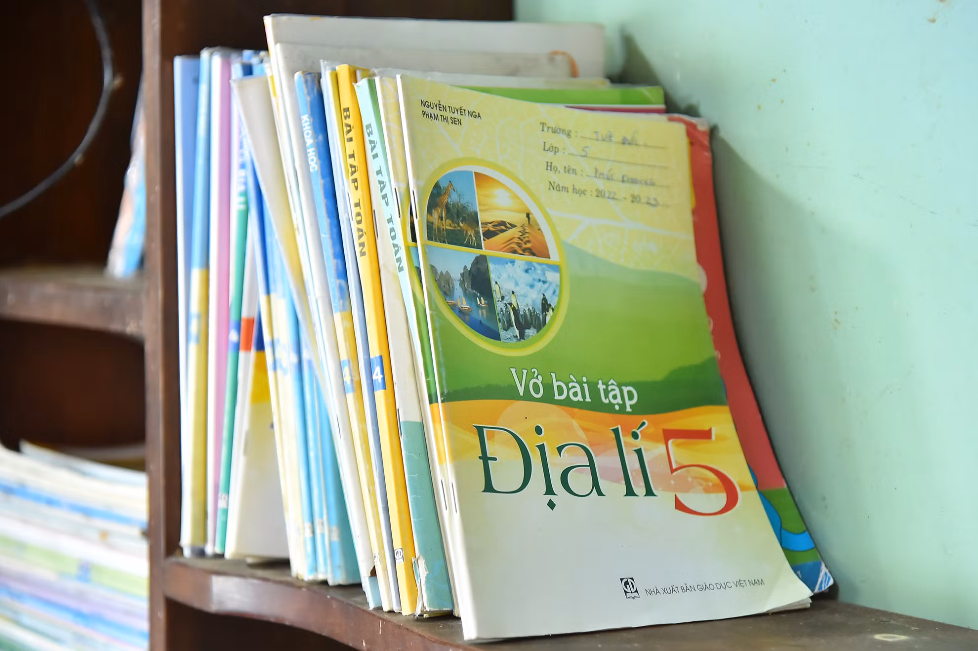 Ngoài quần áo đi học (2 bộ mỗi năm), bánh kẹo, mỗi em được phát 1 cặp sách mới khi đến lớp hằng ngày. Sách giáo khoa và vở viết phục vụ học tập được cập nhật thường xuyên để không em nào thiếu sách vở khi đến lớp.