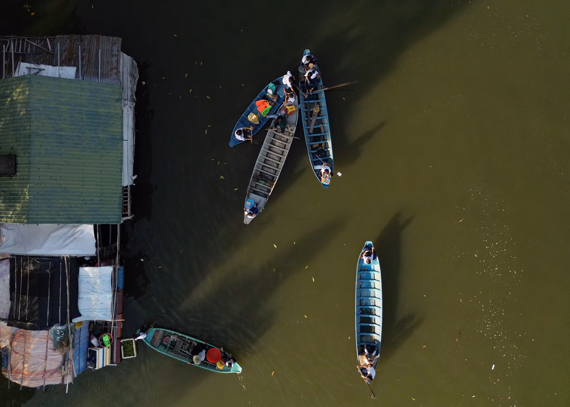 Tan học, nếu không có bố mẹ đón, những đứa trẻ lại dắt nhau xuống xuồng, đứa lớn kèm đứa nhỏ, cứ thế từng đứa nhỏ sẽ được các anh chị đưa về bè nhà mình.