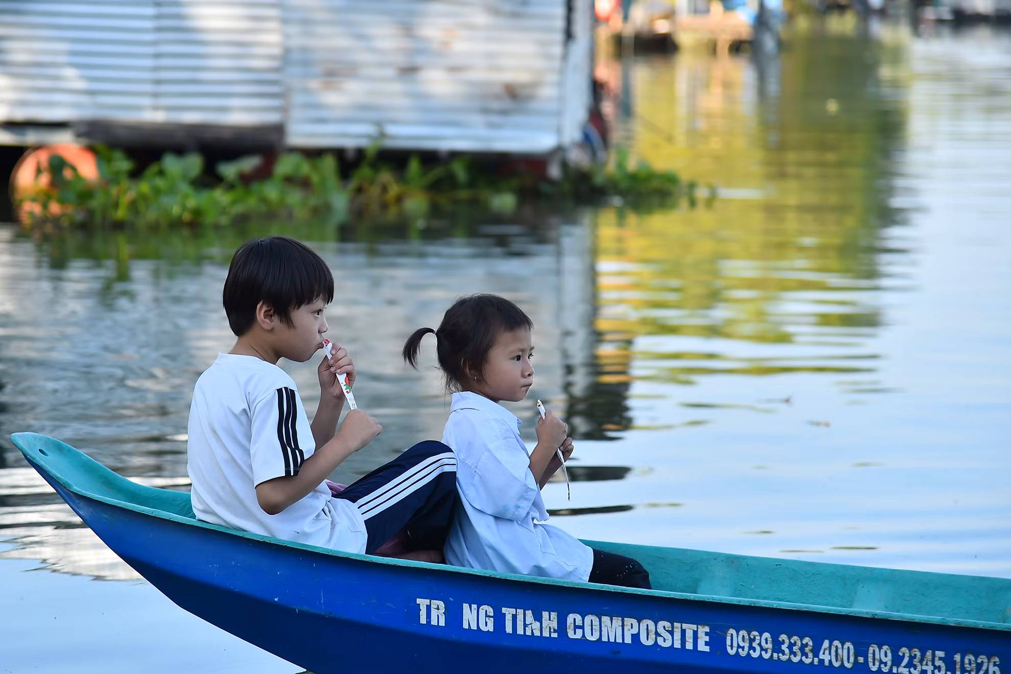 Giữa sóng nước hồ mênh mông, lớp học đặc biệt của vị sư thầy là sợi dây gắn kết cư dân cả làng bè nghèo khó bằng tình thương, bằng hy vọng vào một tương lai xán lạn hơn.