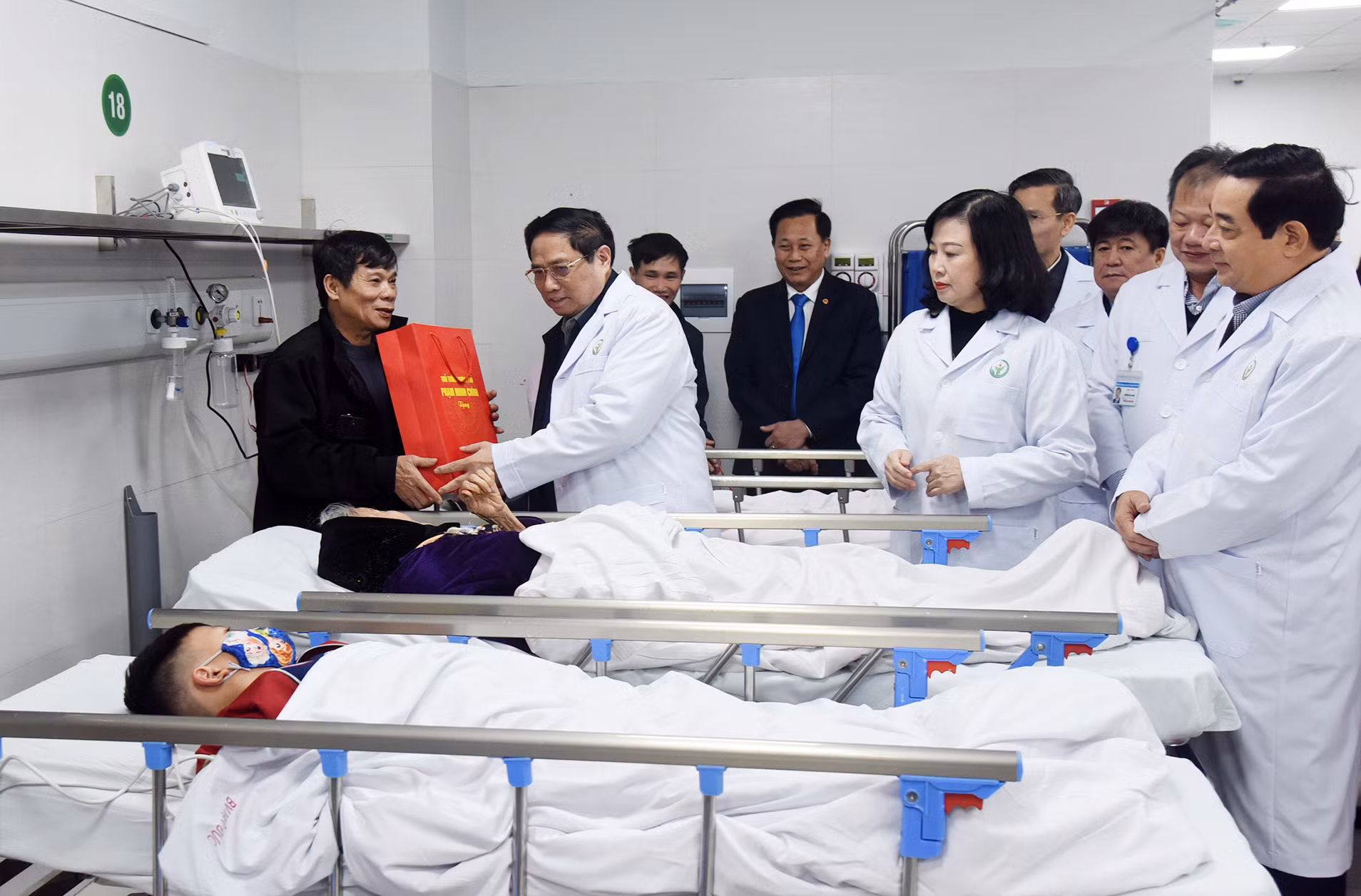 Thủ tướng Phạm Minh Chính thăm hỏi, tặng quà, động viên bệnh nhân tại Phòng khám cấp cứu của Bệnh viện Việt Đức. Thủ tướng Phạm Minh Chính thăm hỏi, tặng quà, động viên bệnh nhân tại Phòng khám cấp cứu của Bệnh viện Việt Đức.