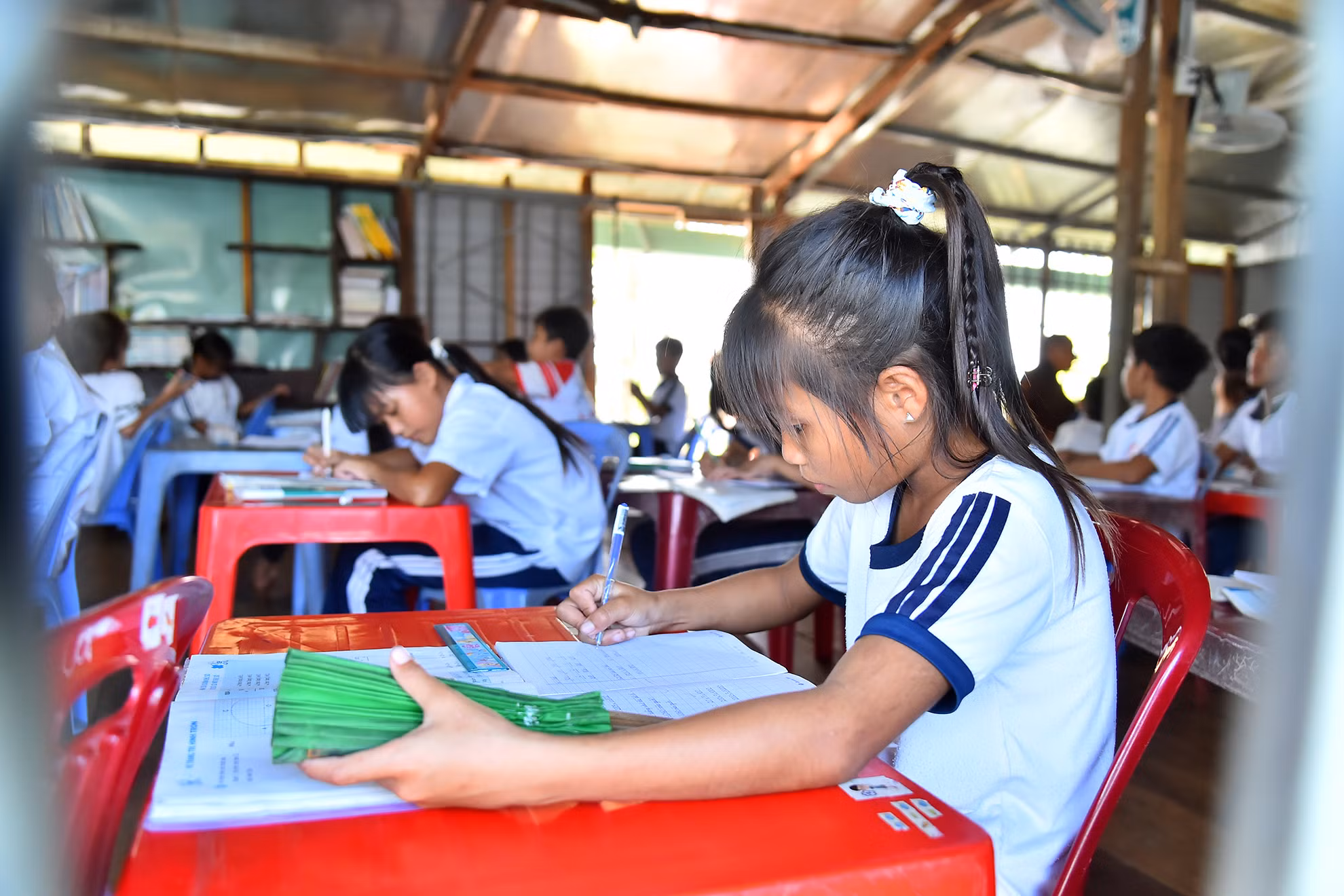 Hiện lớp học có khoảng 30 trẻ em có hoàn cảnh khó khăn đang theo học 6 ngày/tuần (trừ thứ Hai), bắt đầu từ 8 giờ sáng. Buổi trưa thầy Nguyên chuẩn bị cơm, canh và sữa cho học sinh. Ăn trưa xong, các em ngủ tại bè để chiều học tiếp đến 16 giờ, sau đó mới trở về nhà.