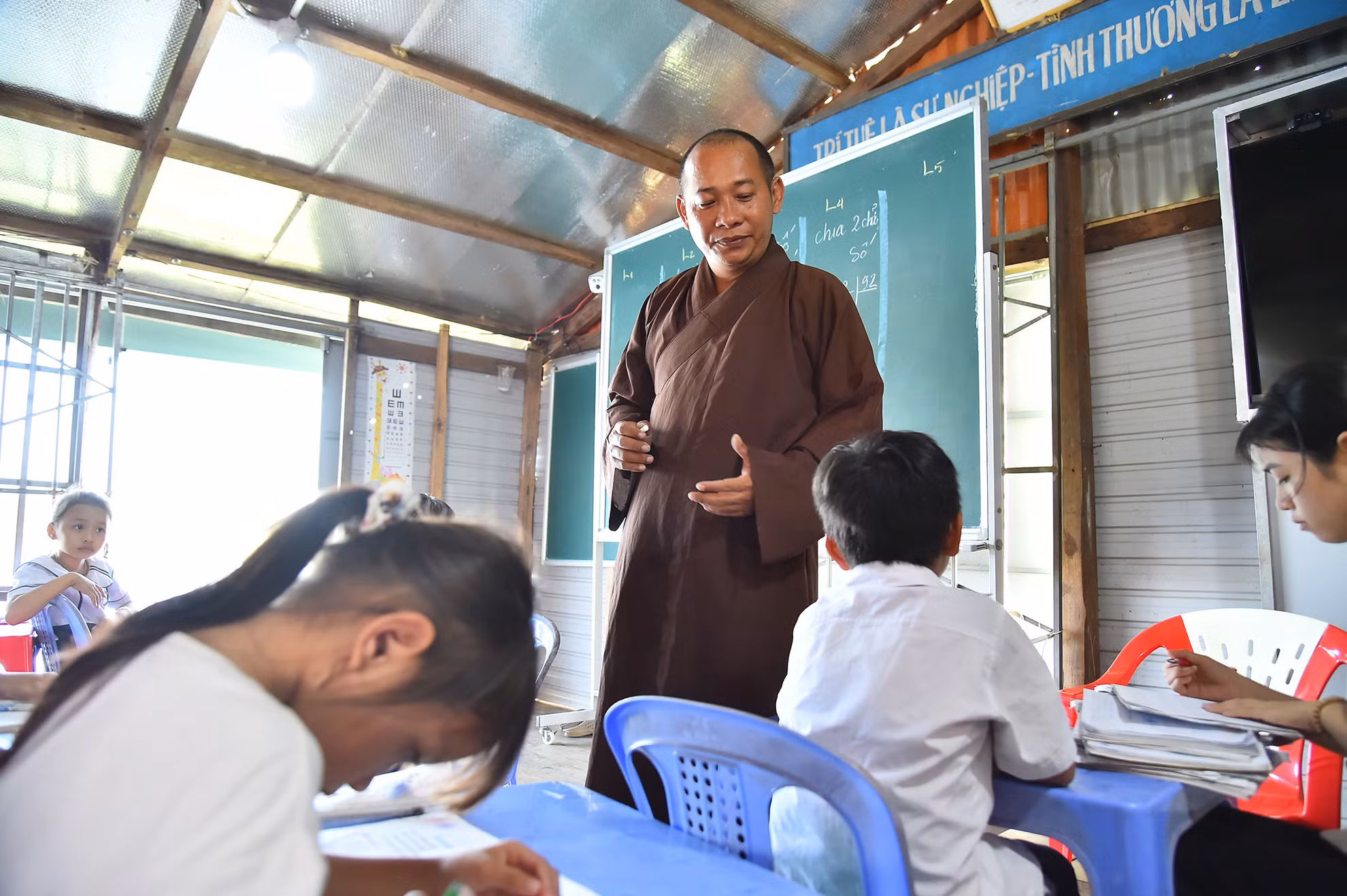 Đại đức Thích Chơn Nguyên mở lớp dạy chữ, dạy đạo lý cho trẻ với mong muốn giản đơn: con chữ sẽ giúp cho đám trẻ tìm được tương lai tươi sáng hơn.