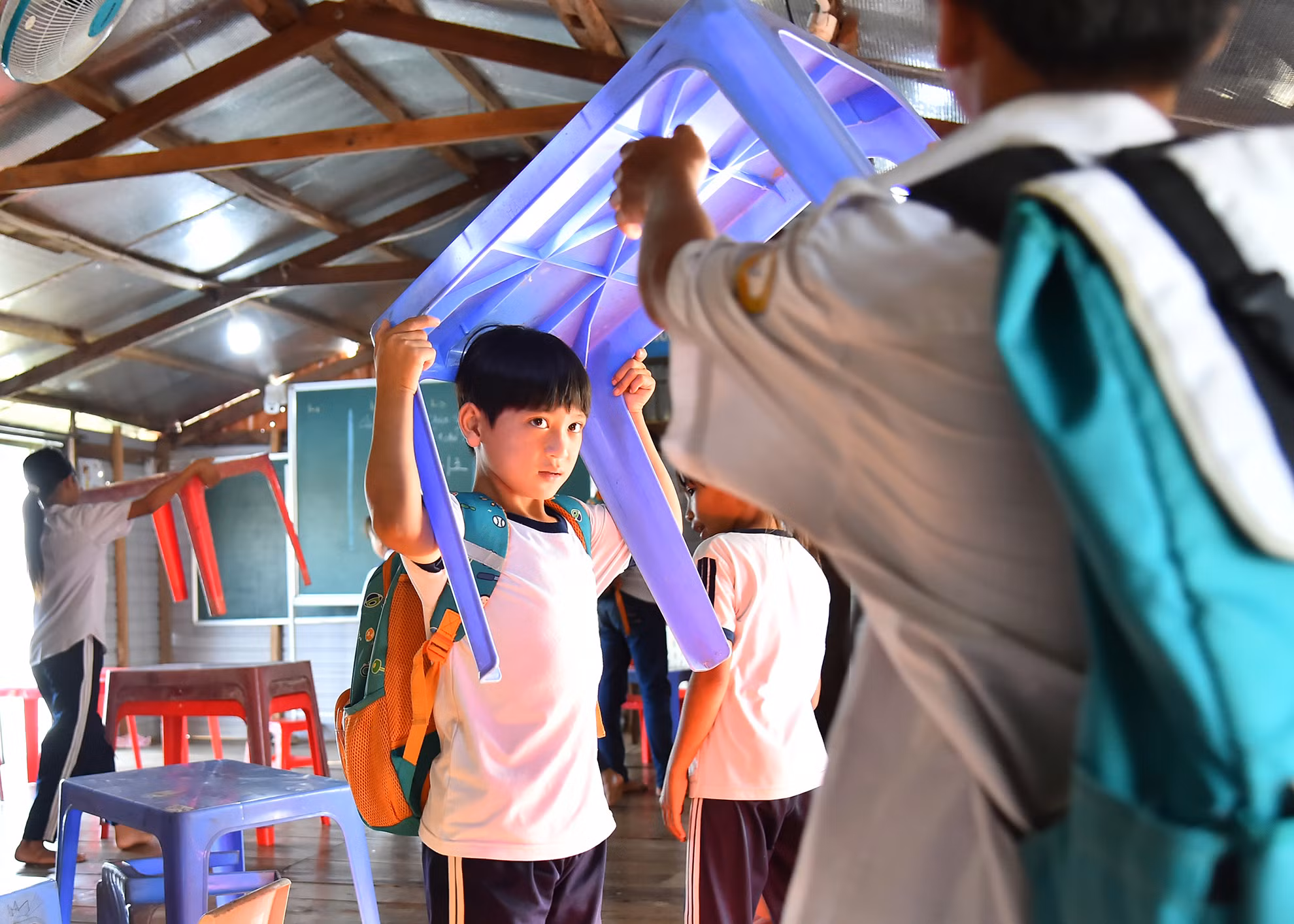 Trước khi kết thúc một ngày học, các em sẽ dọn dẹp, vệ sinh phòng học của mình để chuẩn bị cho buổi học sau.
