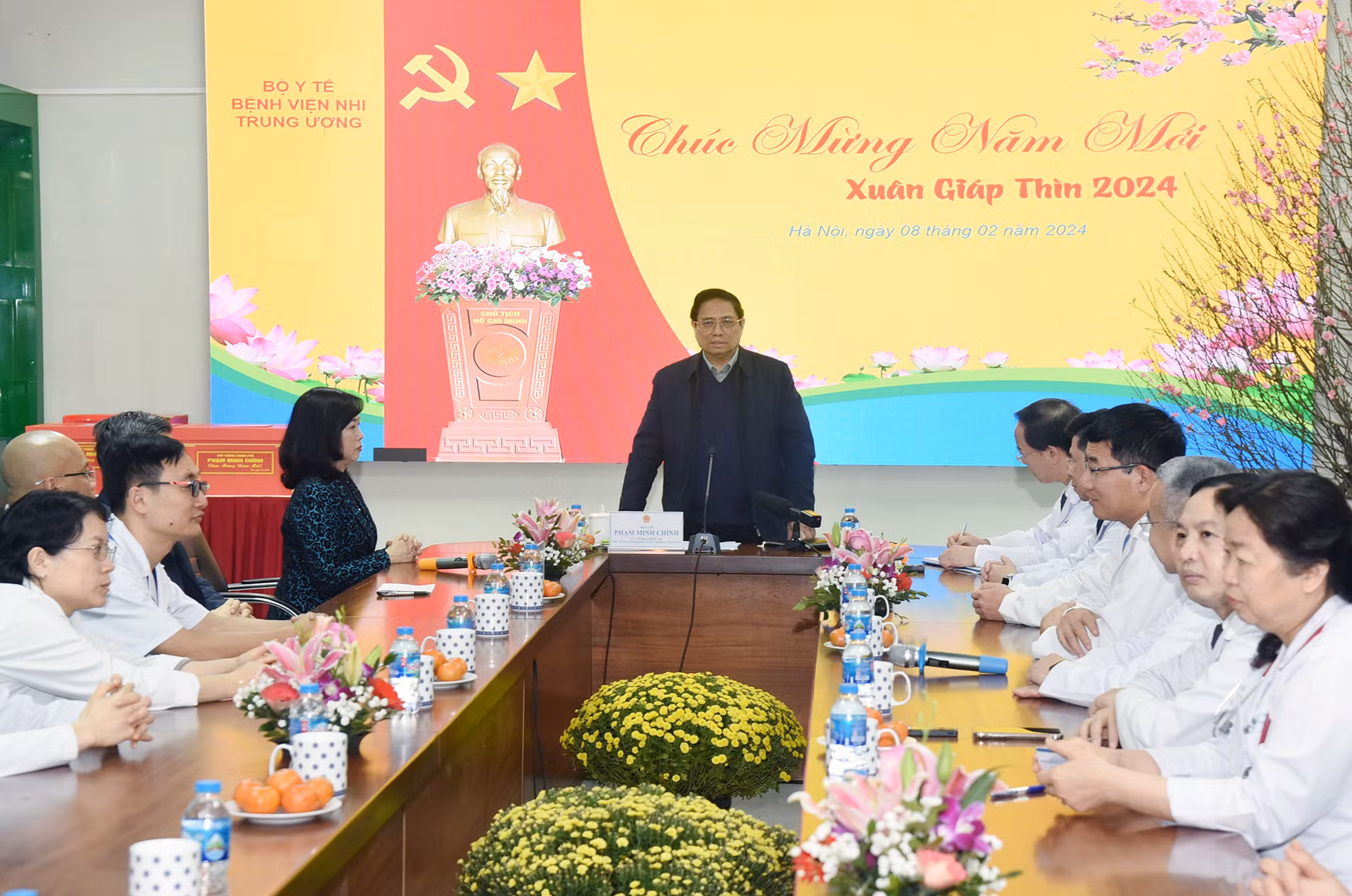Thủ tướng bày tỏ xúc động và cảm ơn đội ngũ y bác sĩ Bệnh viện Nhi Trung ương đang nỗ lực điều trị cho các bệnh nhi, cũng như tổ chức các hình thức vui chơi cho các cháu, chăm lo cho các gia đình bệnh nhân để bù đắp một phần thiệt thòi khi phải ở bệnh viện trong dịp này. Thủ tướng bày tỏ xúc động và cảm ơn đội ngũ y bác sĩ Bệnh viện Nhi Trung ương đang nỗ lực điều trị cho các bệnh nhi, cũng như tổ chức các hình thức vui chơi cho các cháu, chăm lo cho các gia đình bệnh nhân để bù đắp một phần thiệt thòi khi phải ở bệnh viện trong dịp này.