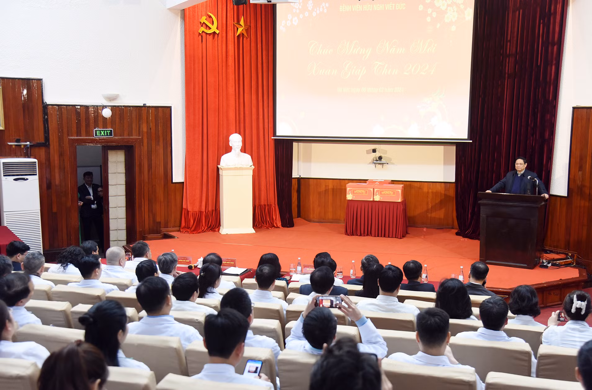 Thủ tướng yêu cầu, trong những ngày Tết này, Bệnh viện Hữu nghị Việt Đức phải ưu tiên tiếp nhận, cứu chữa tích cực bệnh nhân; ứng trực, thu dung bệnh nhân với trách nhiệm cao nhất, tiếp nhận nhanh nhất, kịp thời nhất có thể. Thủ tướng yêu cầu, trong những ngày Tết này, Bệnh viện Hữu nghị Việt Đức phải ưu tiên tiếp nhận, cứu chữa tích cực bệnh nhân; ứng trực, thu dung bệnh nhân với trách nhiệm cao nhất, tiếp nhận nhanh nhất, kịp thời nhất có thể.