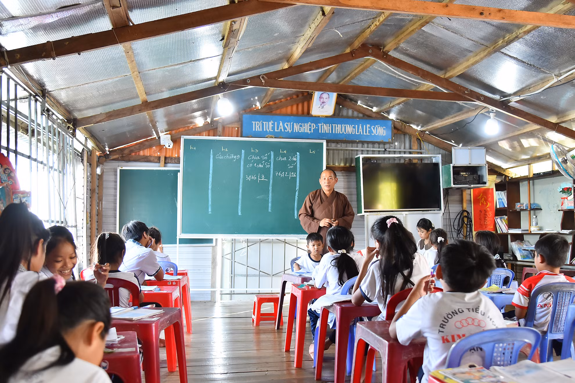 Vì nhiều lý do khác nhau, các hộ dân không còn giữ giấy tờ tùy thân cho nên các em sinh ra ở làng bè cũng chung cảnh ngộ. Việc này đã ảnh hưởng đến việc đi học của các em khi đủ tuổi đến trường. Do vậy, đại đức Thích Chơn Nguyên mở lớp học tình thương để tạo điều kiện cho các em có cơ hội được biết đọc, biết viết, biết làm toán.