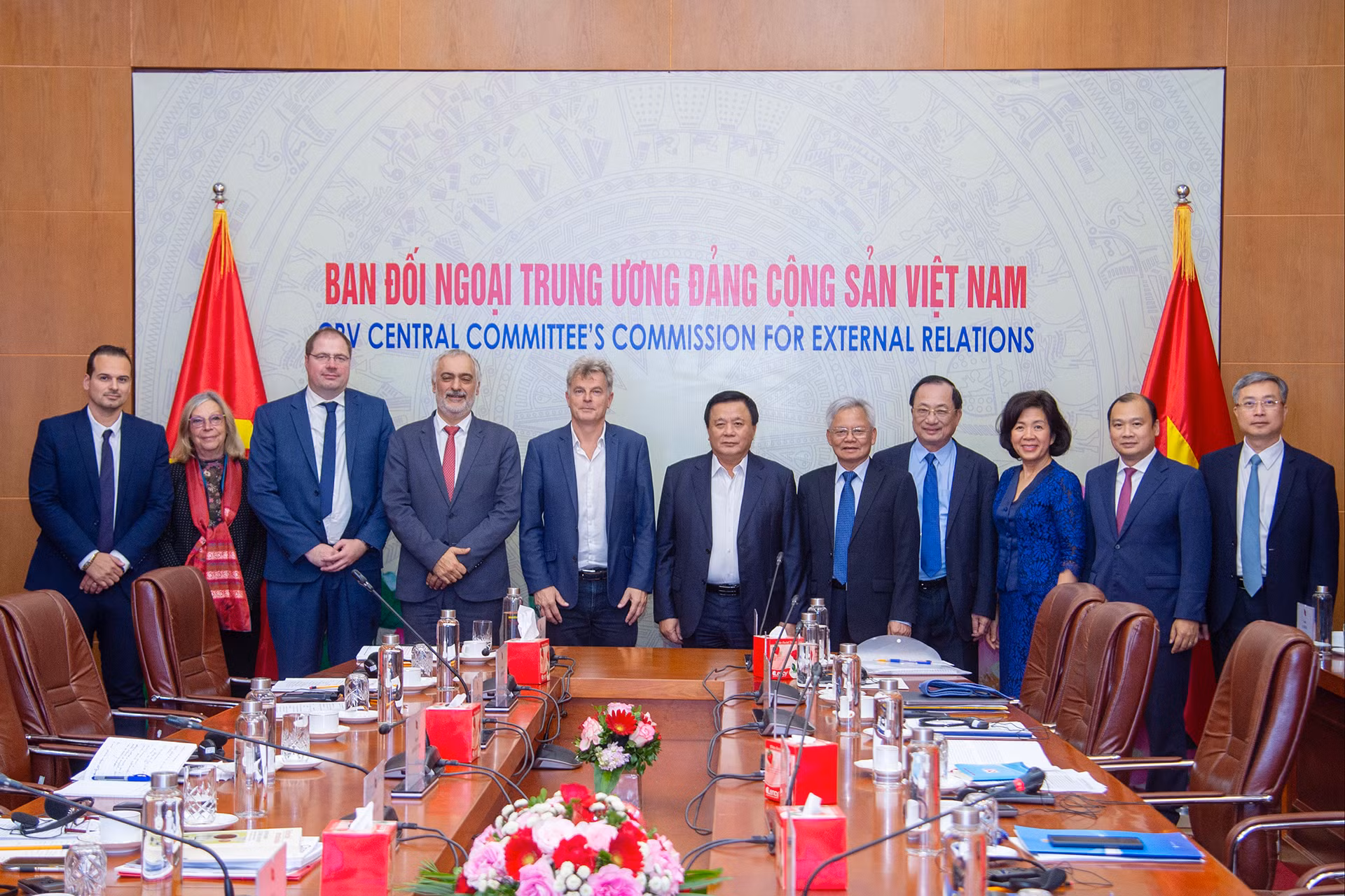 Chủ tịch Hội đồng Lý luận Trung ương Nguyễn Xuân Thắng và Bí thư toàn quốc Đảng Cộng sản Pháp Fabien Roussel cùng các đại biểu 2 quốc gia tại Hội thảo Lý luận lần thứ 4 giữa Đảng Cộng sản Việt Nam và Đảng Cộng sản Pháp.