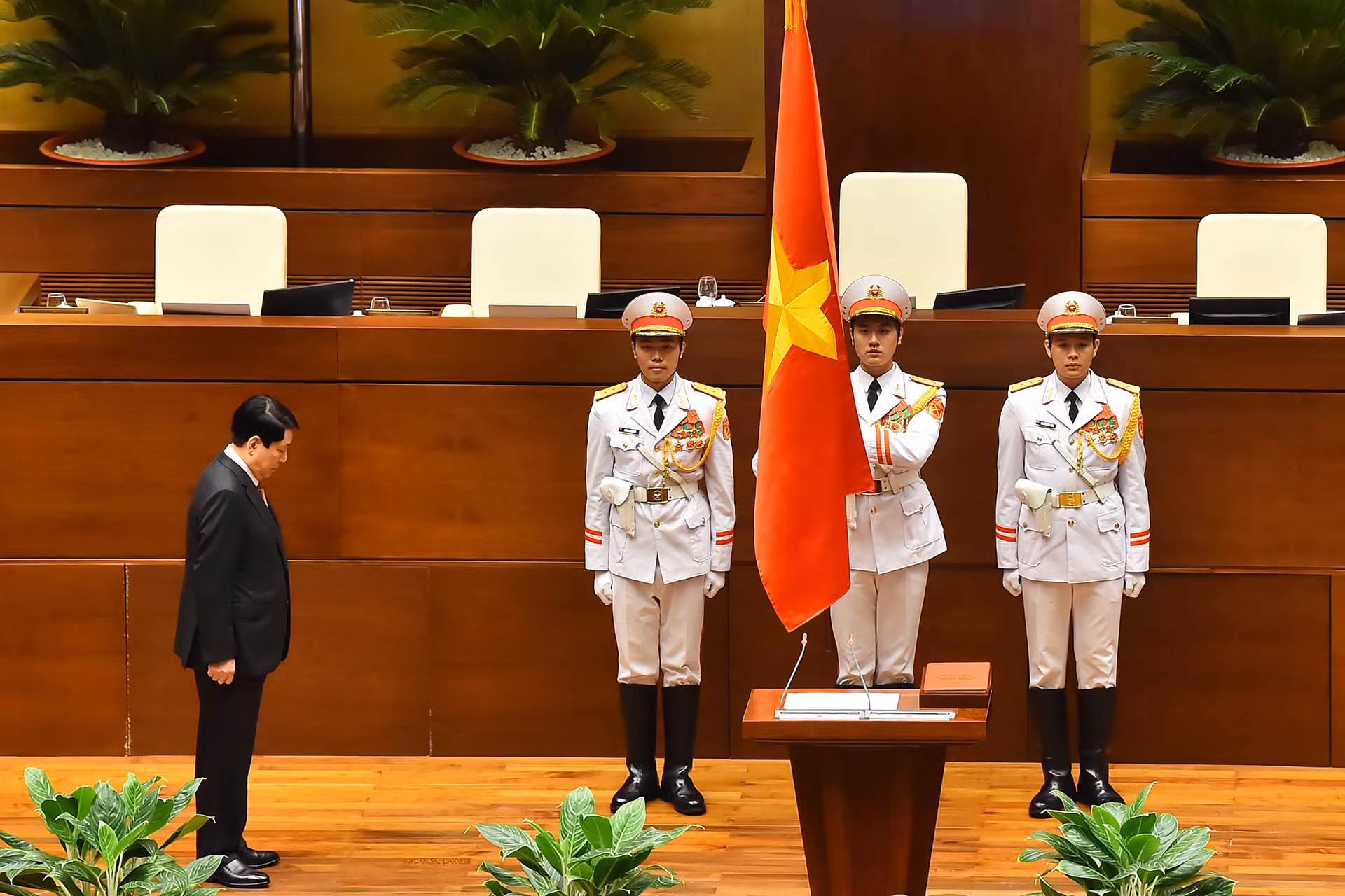 Chủ tịch nước Lương Cường thực hiện nghi thức chào Quốc kỳ nước Cộng hòa xã hội chủ nghĩa Việt Nam tại Lễ tuyên thệ nhậm chức.