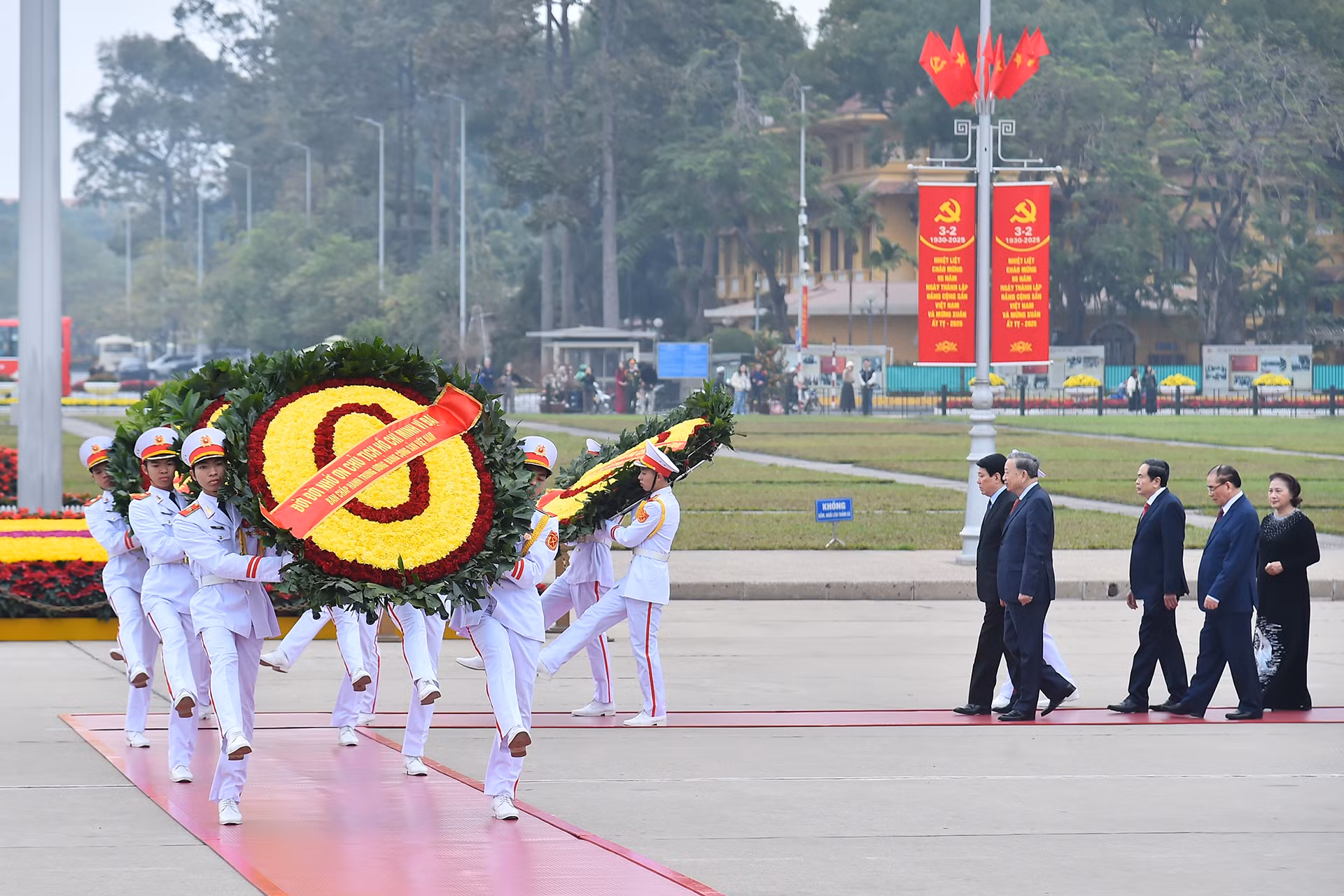 Với lòng biết ơn vô hạn, Đoàn đại biểu thành kính tưởng nhớ công lao to lớn của Chủ tịch Hồ Chí Minh, lãnh tụ vĩ đại, người thầy kính yêu của Đảng và dân tộc ta. Người đã hy sinh cả cuộc đời cho sự nghiệp đấu tranh giải phóng dân tộc, thống nhất đất nước, xây dựng Tổ quốc Việt Nam độc lập, thống nhất. Với lòng biết ơn vô hạn, Đoàn đại biểu thành kính tưởng nhớ công lao to lớn của Chủ tịch Hồ Chí Minh, lãnh tụ vĩ đại, người thầy kính yêu của Đảng và dân tộc ta. Người đã hy sinh cả cuộc đời cho sự nghiệp đấu tranh giải phóng dân tộc, thống nhất đất nước, xây dựng Tổ quốc Việt Nam độc lập, thống nhất.