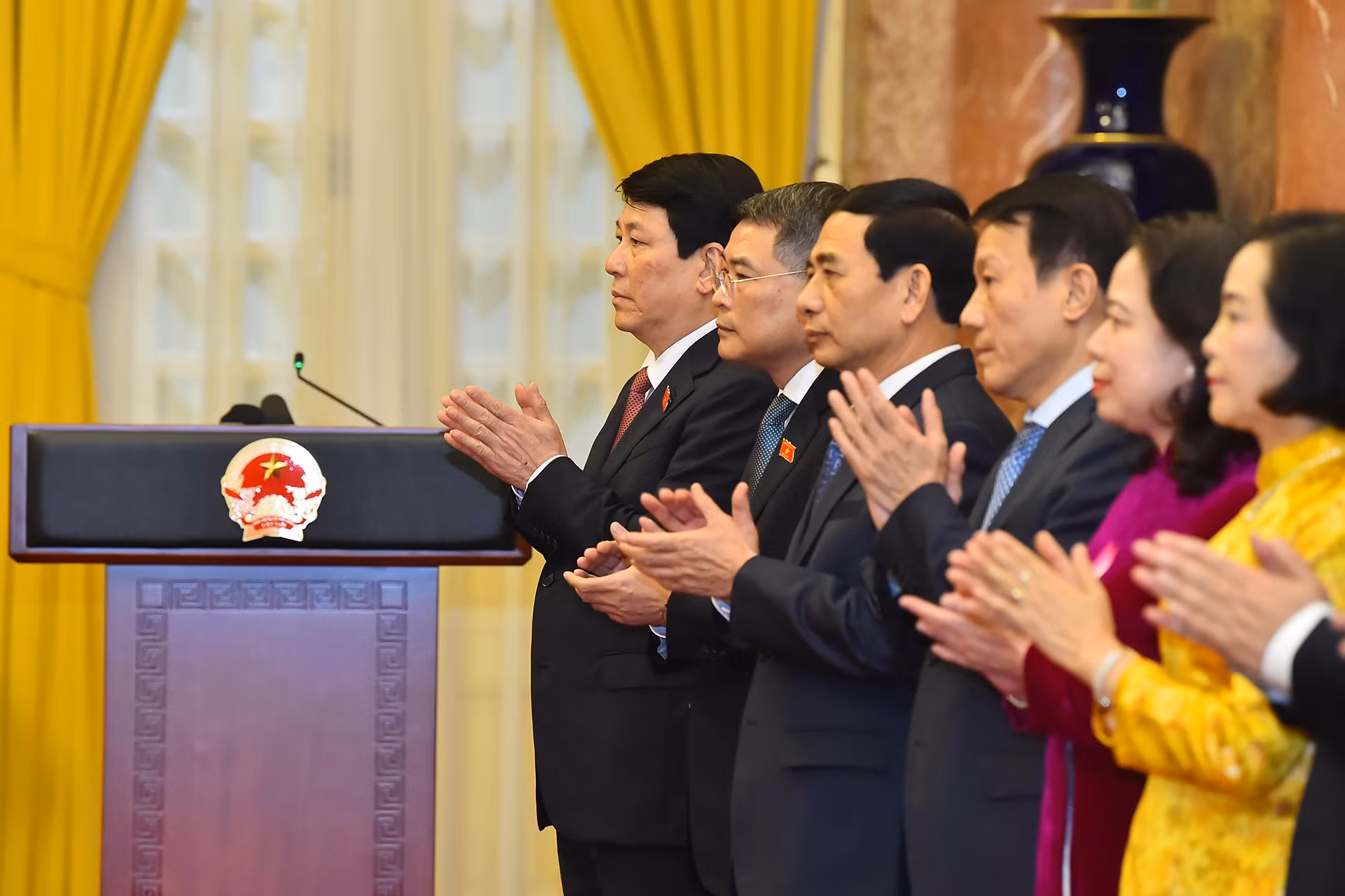 Chủ tịch nước Lương Cường cùng các đồng chí lãnh đạo Đảng, Nhà nước dự buổi lễ.