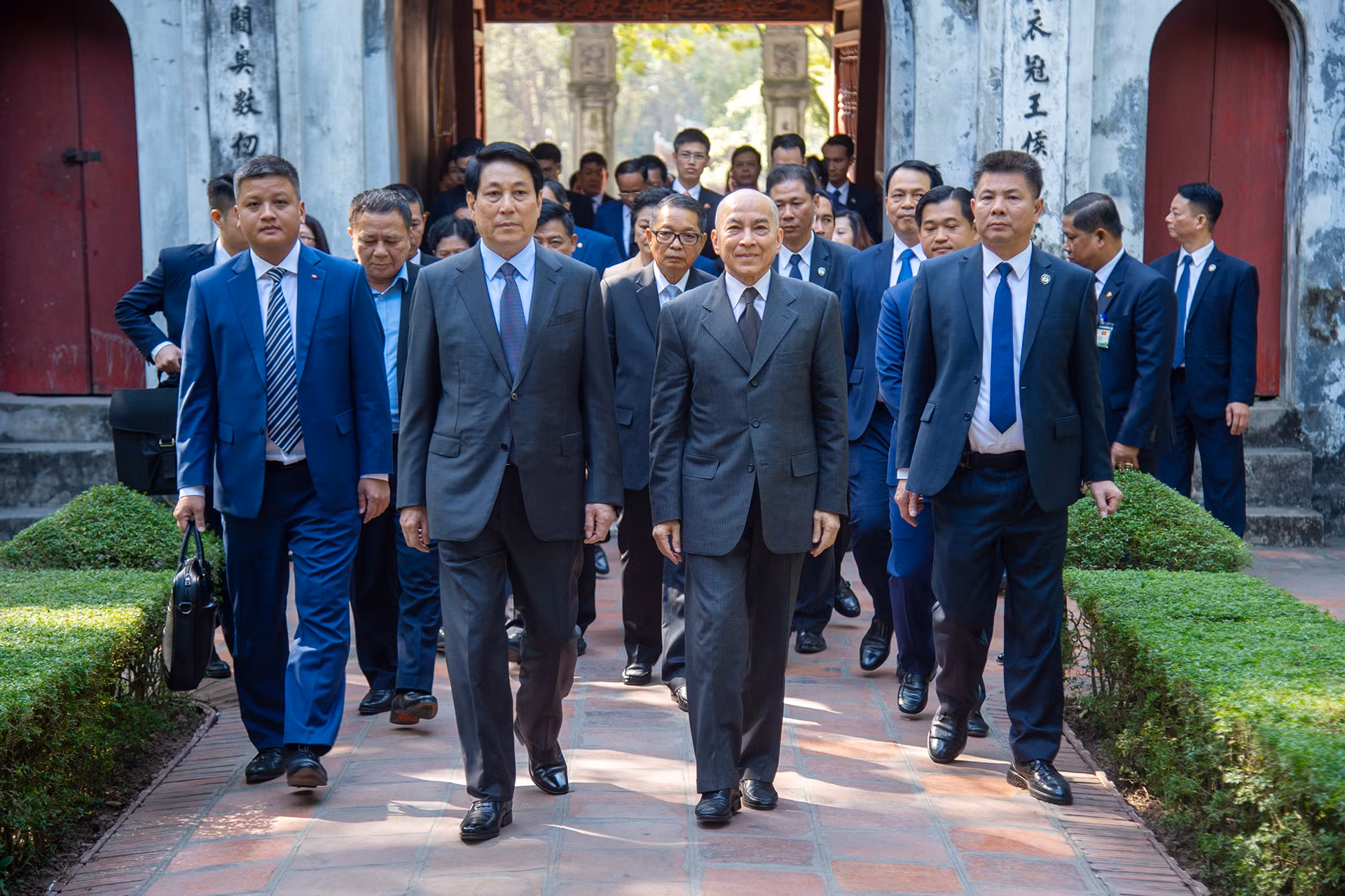 Chủ tịch nước Lương Cường và Quốc vương Campuchia Norodom Sihamoni tham quan Di tích Quốc gia đặc biệt Văn Miếu-Quốc Tử Giám.
