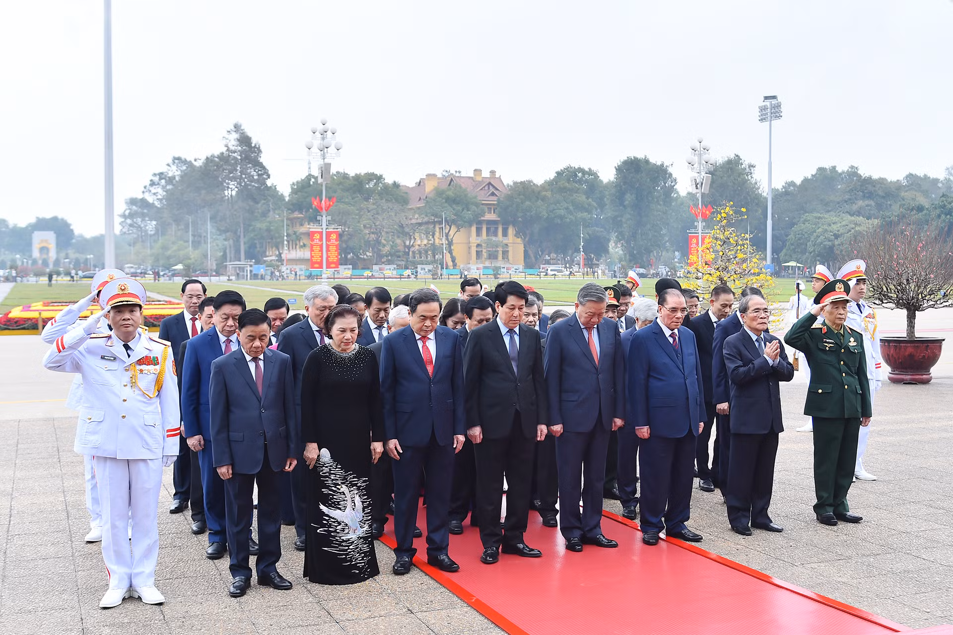 Các đồng chí lãnh đạo, nguyên lãnh đạo Đảng, Nhà nước thành kính tưởng nhớ Chủ tịch Hồ Chí Minh. Các đồng chí lãnh đạo, nguyên lãnh đạo Đảng, Nhà nước thành kính tưởng nhớ Chủ tịch Hồ Chí Minh.
