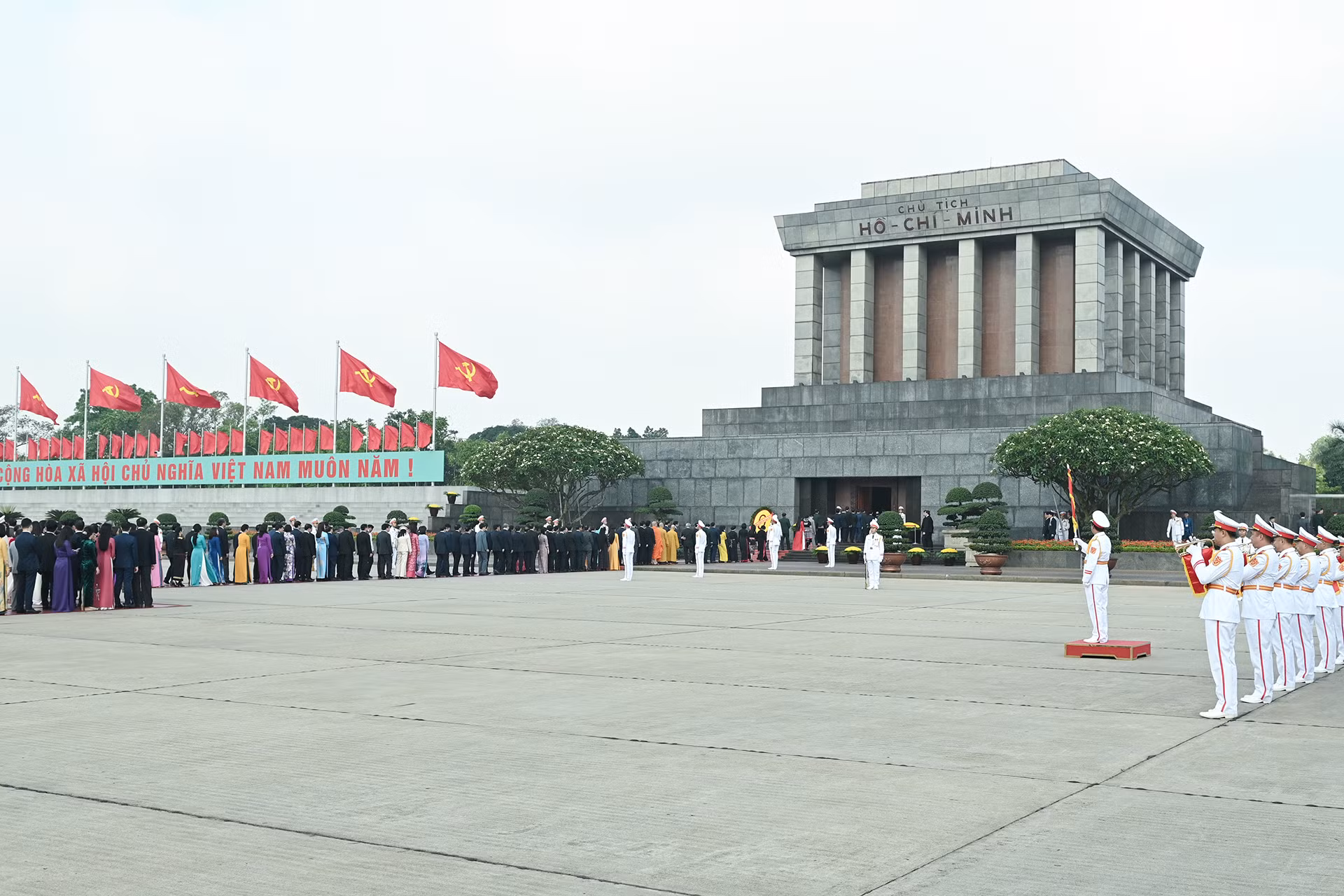 [Ảnh] Các đại biểu Quốc hội vào Lăng viếng Chủ tịch Hồ Chí Minh ảnh 7