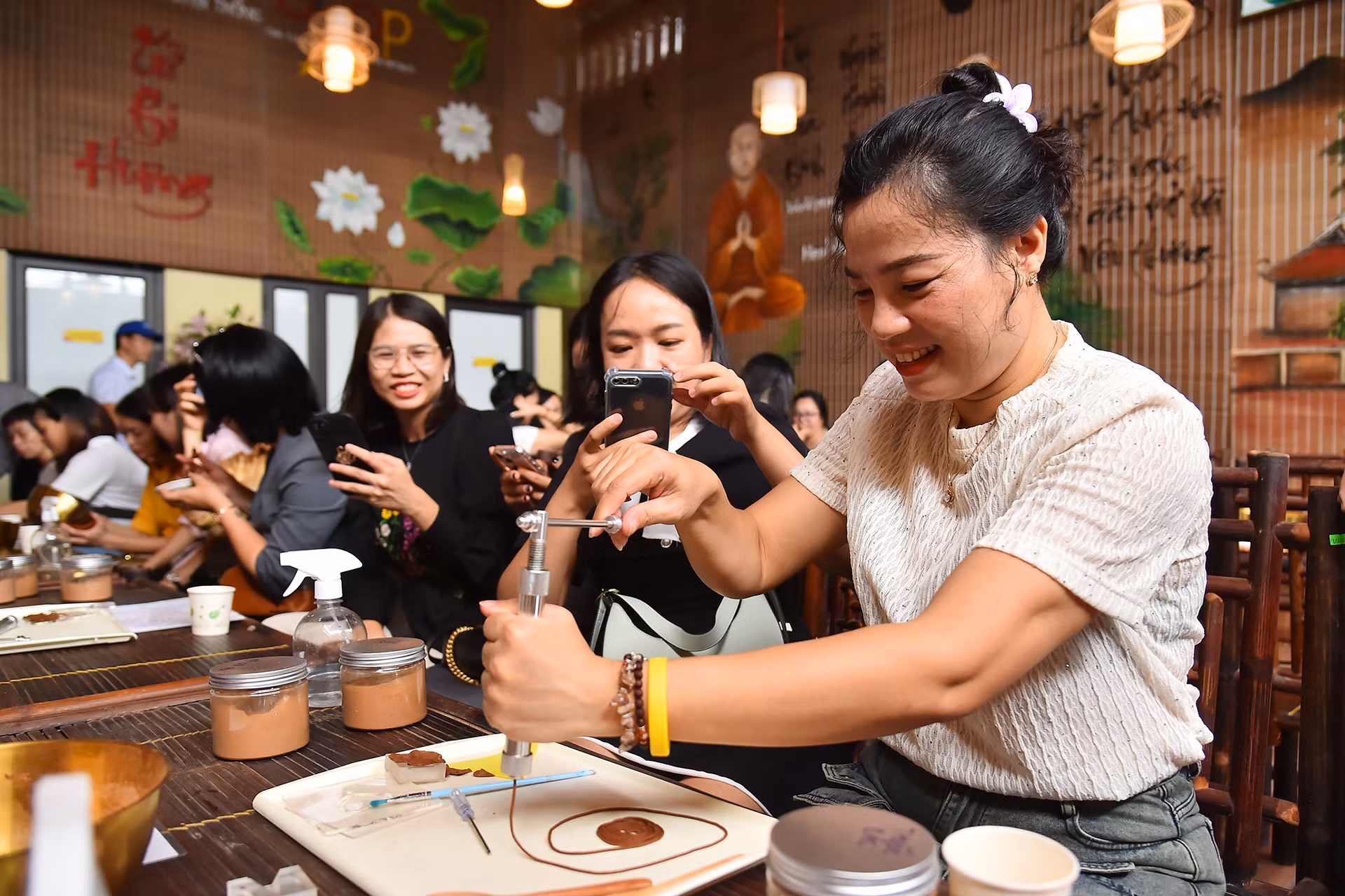 Du khách thích thú khi được trải nghiệm quy trình làm hương vòng thủ công.