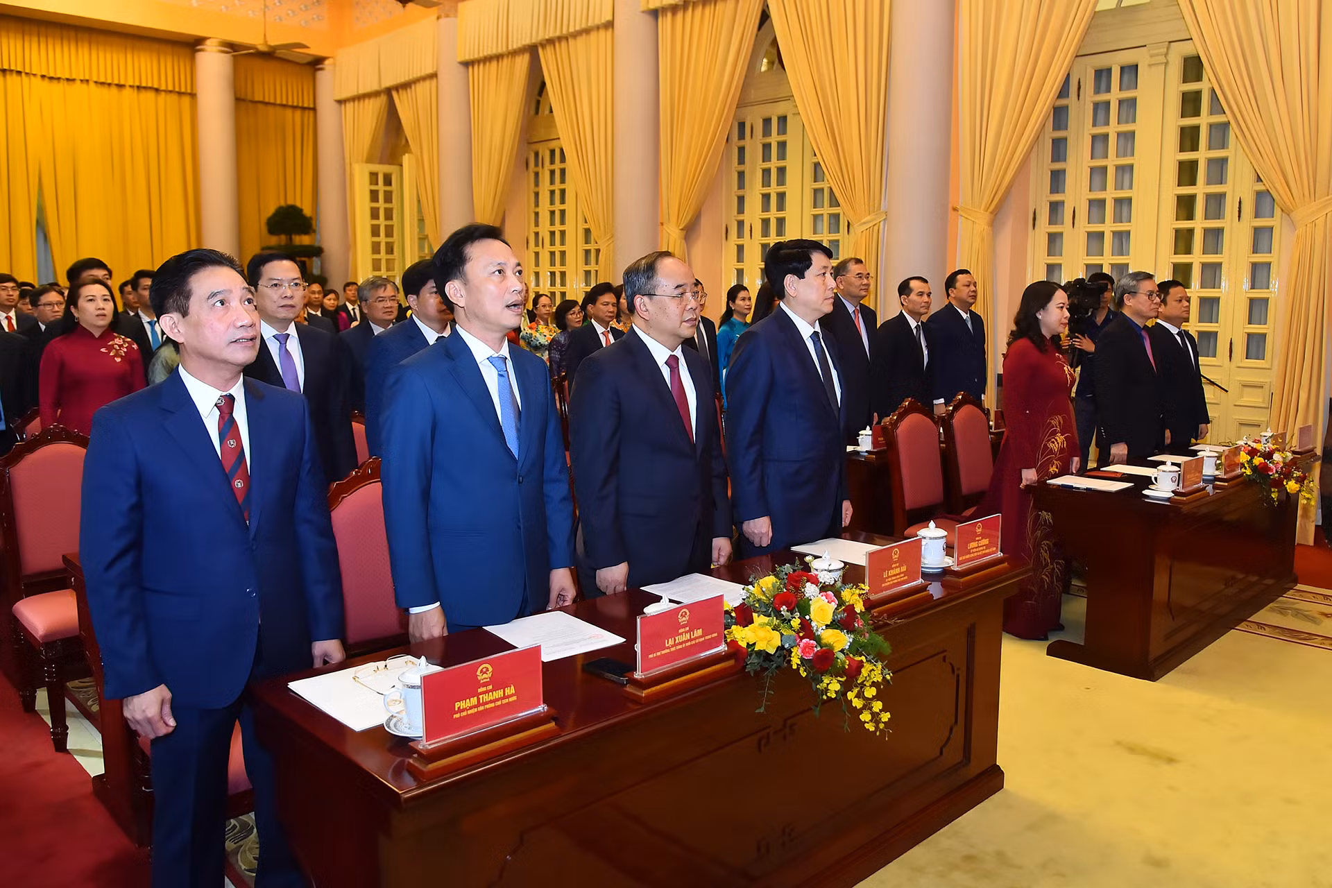 Chủ tịch nước Lương Cường và các đại biểu thực hiện nghi thức chào cờ, hát Quốc ca và Quốc tế ca tại buổi lễ.