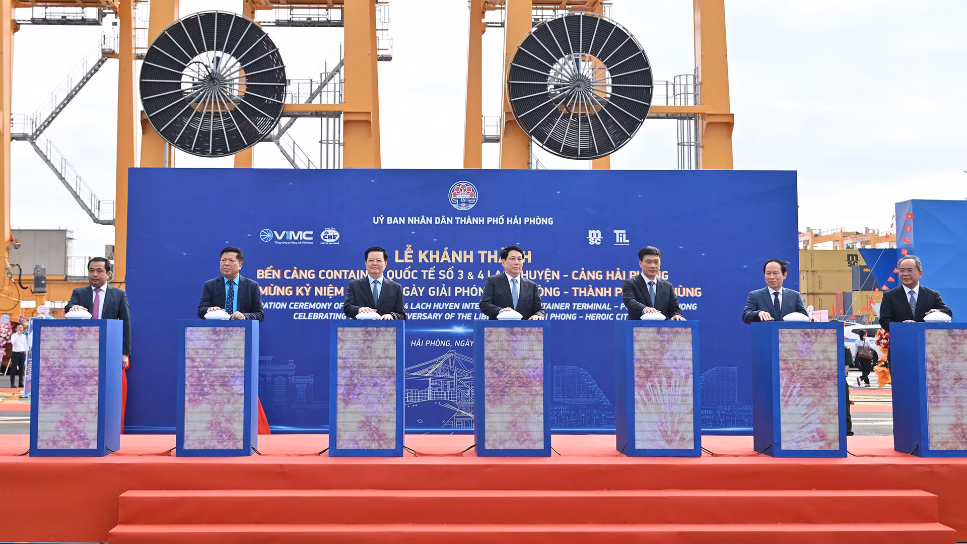 Chủ tịch nước Lương Cường và các đại biểu bấm nút khánh thành bến cảng container quốc tế số 3 và 4 Lạch Huyện, Cảng Hải Phòng.