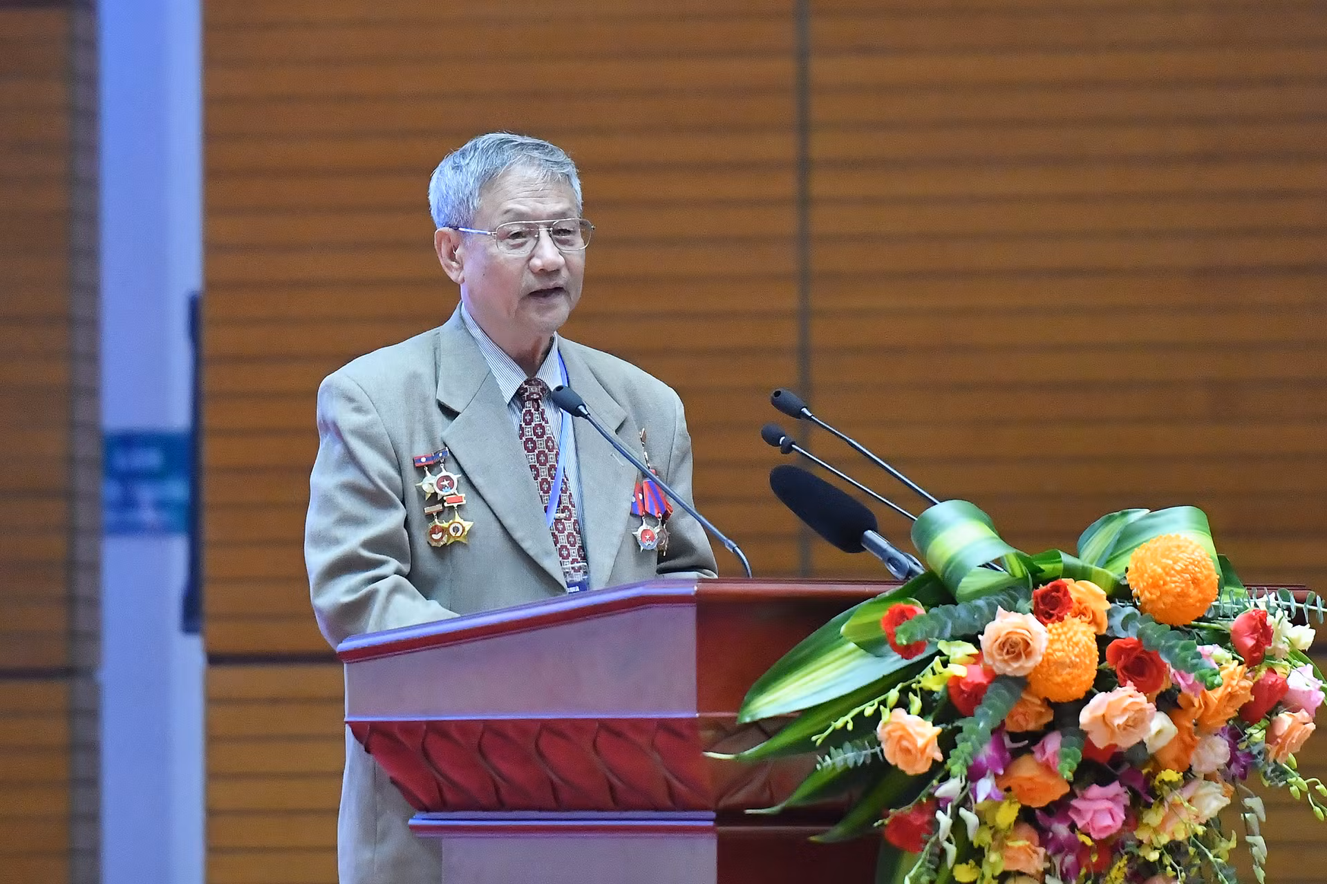 Đồng chí Phạm Văn Lương, đại diện cựu chuyên gia Việt Nam tại Lào, Hội viên Chi hội Hữu nghị Việt Nam-Lào Thông tấn xã Việt Nam phát biểu tại buổi gặp mặt.