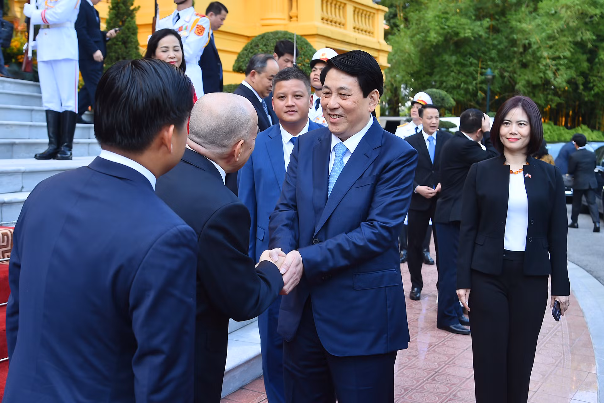 Chủ tịch nước Lương Cường tiễn Quốc vương Campuchia Norodom Sihamoni sau hội kiến.