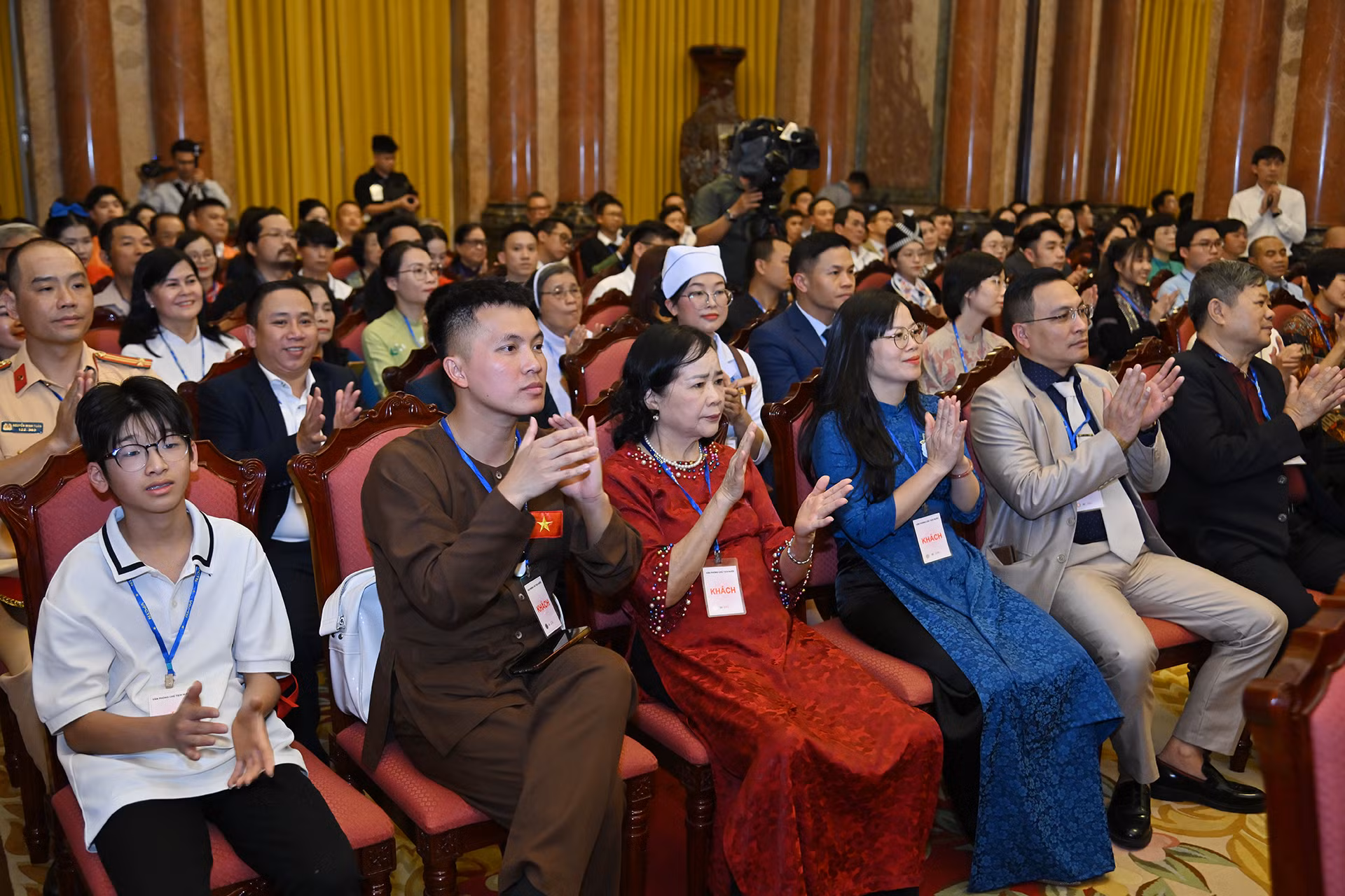 Các đại biểu điển hình tiêu biểu Chương trình Việc tử tế tại buổi gặp mặt.