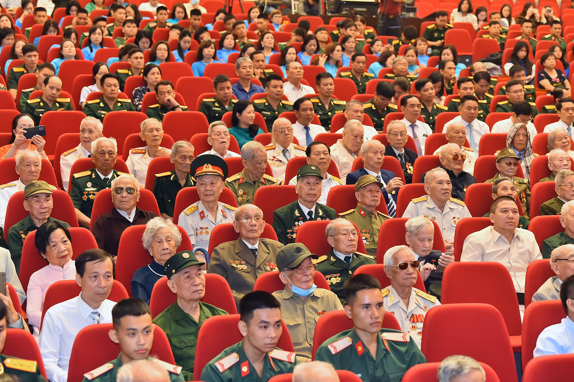 Các đại biểu cựu chiến binh, cựu công an nhân dân, cựu thanh niên xung phong và các gia đình chính sách, người có công trực tiếp tham gia Giải phóng Thủ đô trong kháng chiến chống Pháp tham dự buổi gặp mặt, tri ân.