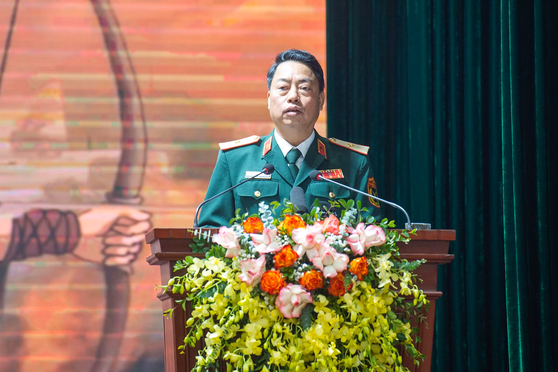 Tư lệnh Binh chủng Đặc công Hoàng Minh Sơn trình bày báo cáo tại buổi làm việc.