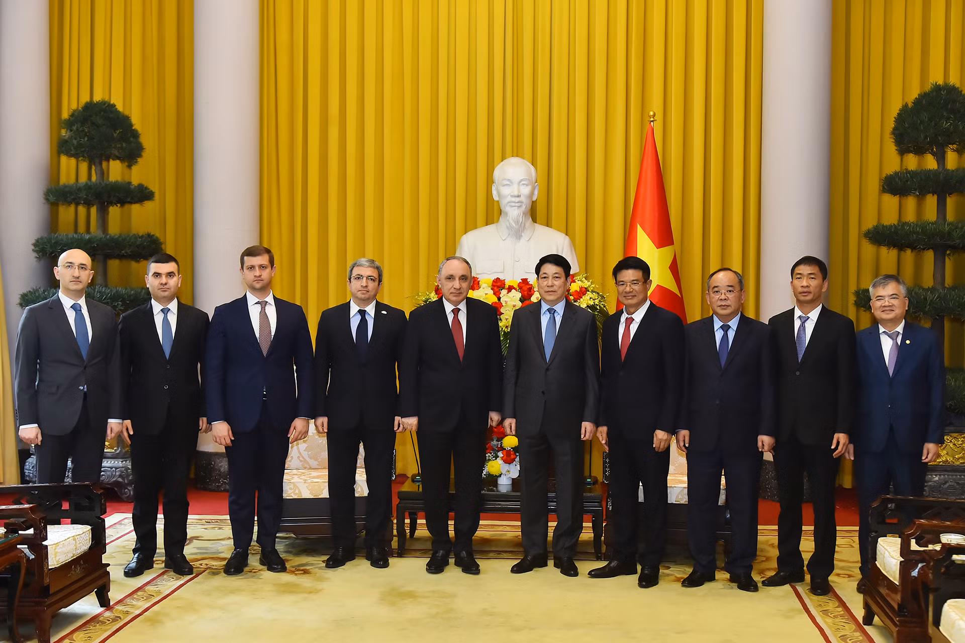 Chủ tịch nước Lương Cường cùng Viện trưởng Viện Kiểm sát Tối cao Azerbaijan Kamran Bayram Aliyev và các đại biểu tại buổi tiếp. Chủ tịch nước Lương Cường cùng Viện trưởng Viện Kiểm sát Tối cao Azerbaijan Kamran Bayram Aliyev và các đại biểu tại buổi tiếp.