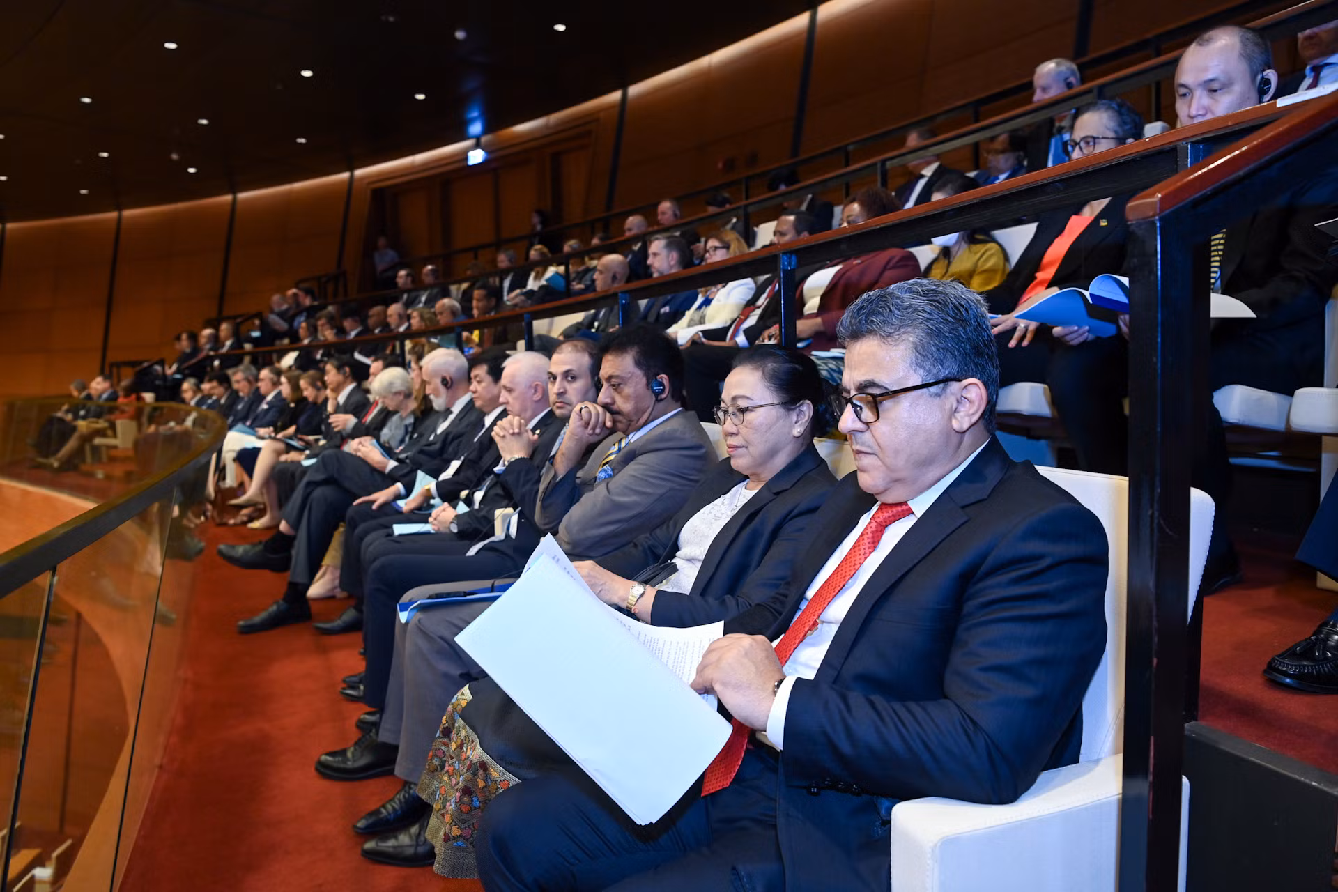 Các đại sứ, đại biện, Trưởng đại diện các tổ chức quốc tế tại Hà Nội tham dự phiên khai mạc tại Hội trường Diên Hồng.