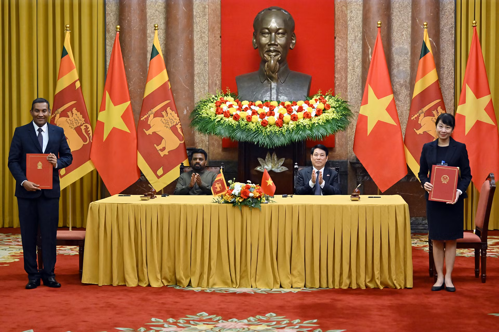 Chủ tịch nước Lương Cường và Tổng thống Sri Lanka Anura Kumara Dissanayaka chứng kiến lễ ký Bản ghi nhớ hợp tác giữa Học viện Ngoại giao Việt Nam trực thuộc Bộ Ngoại giao nước Cộng hòa xã hội chủ nghĩa Việt Nam và Học viện Đào tạo Ngoại giao quốc tế Bandaranaike thuộc Bộ Ngoại giao, Việc làm nước ngoài và Du lịch nước Cộng hòa xã hội chủ nghĩa dân chủ Sri Lanka. Chủ tịch nước Lương Cường và Tổng thống Sri Lanka Anura Kumara Dissanayaka chứng kiến lễ ký Bản ghi nhớ hợp tác giữa Học viện Ngoại giao Việt Nam trực thuộc Bộ Ngoại giao nước Cộng hòa xã hội chủ nghĩa Việt Nam và Học viện Đào tạo Ngoại giao quốc tế Bandaranaike thuộc Bộ Ngoại giao, Việc làm nước ngoài và Du lịch nước Cộng hòa xã hội chủ nghĩa dân chủ Sri Lanka.