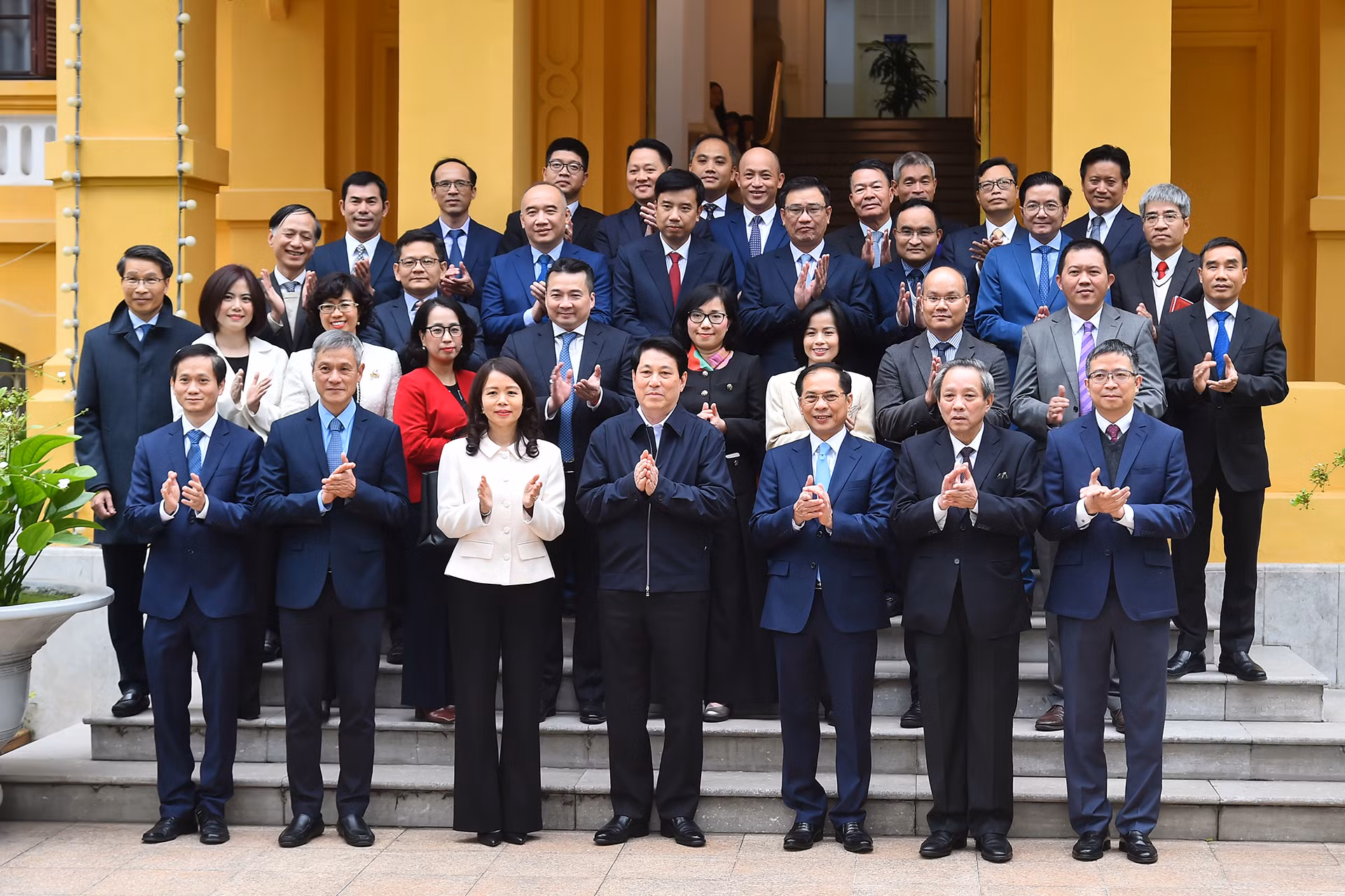 Chủ tịch nước Lương Cường; Phó Thủ tướng, Bộ trưởng Ngoại giao Bùi Thanh Sơn cùng các đại biểu tại buổi làm việc. Chủ tịch nước Lương Cường; Phó Thủ tướng, Bộ trưởng Ngoại giao Bùi Thanh Sơn cùng các đại biểu tại buổi làm việc.