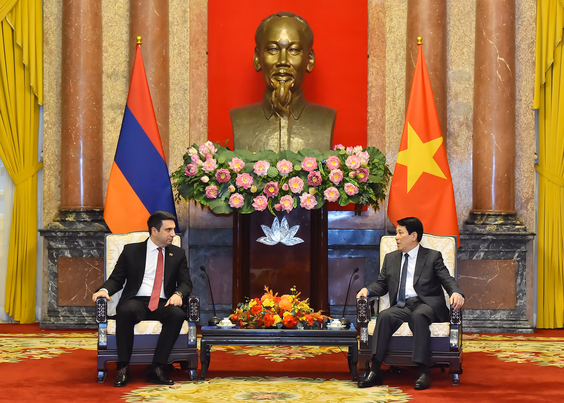 Chủ tịch nước Lương Cường tiếp Chủ tịch Quốc hội Cộng hòa Armenia Alen Simonyan.