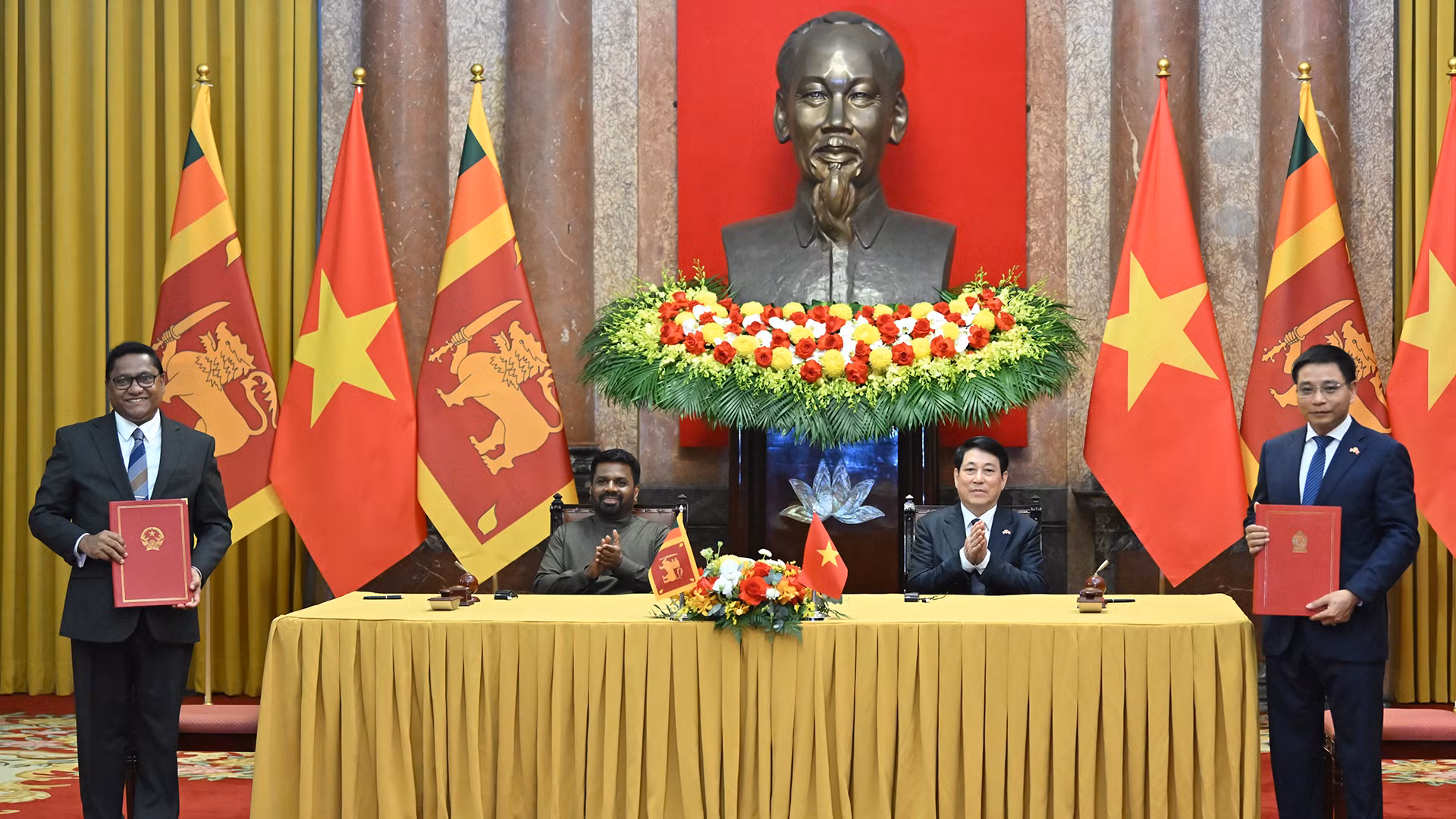 Chủ tịch nước Lương Cường và Tổng thống Sri Lanka Anura Kumara Dissanayaka tại lễ ký Hiệp định giữa Chính phủ nước Cộng hòa xã hội chủ nghĩa Việt Nam và Chính phủ nước Cộng hòa xã hội chủ nghĩa dân chủ Sri Lanka về hợp tác và trợ giúp lẫn nhau trong lĩnh vực hải quan.