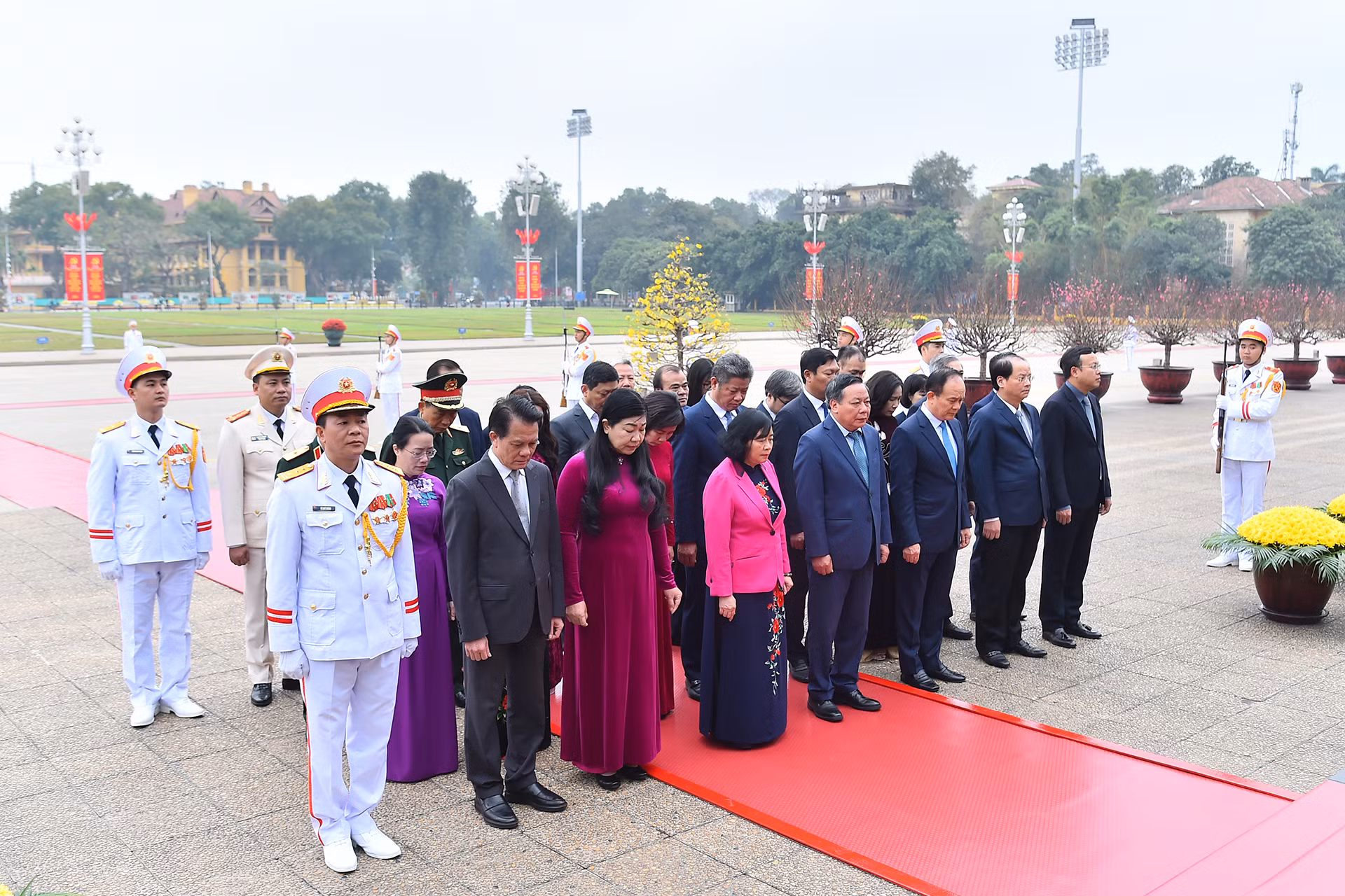 Đoàn đại biểu Thành ủy, Hội đồng nhân dân, Ủy ban nhân dân, Ủy ban Mặt trận Tổ quốc thành phố Hà Nội thành kính tưởng nhớ Chủ tịch Hồ Chí Minh. Đoàn đại biểu Thành ủy, Hội đồng nhân dân, Ủy ban nhân dân, Ủy ban Mặt trận Tổ quốc thành phố Hà Nội thành kính tưởng nhớ Chủ tịch Hồ Chí Minh.