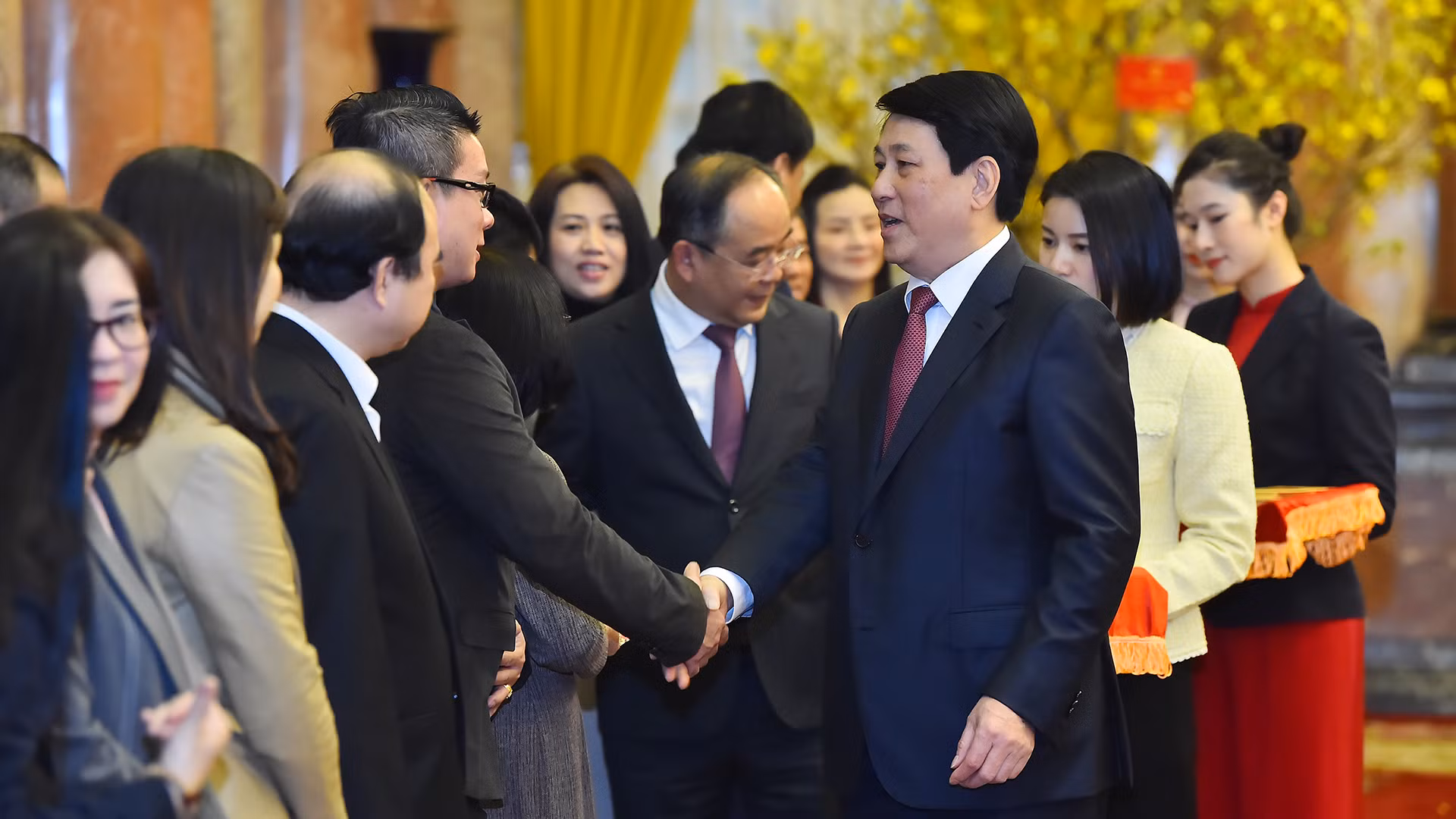 Chủ tịch nước Lương Cường và cán bộ, nhân viên Văn phòng Chủ tịch nước tại buổi gặp mặt.