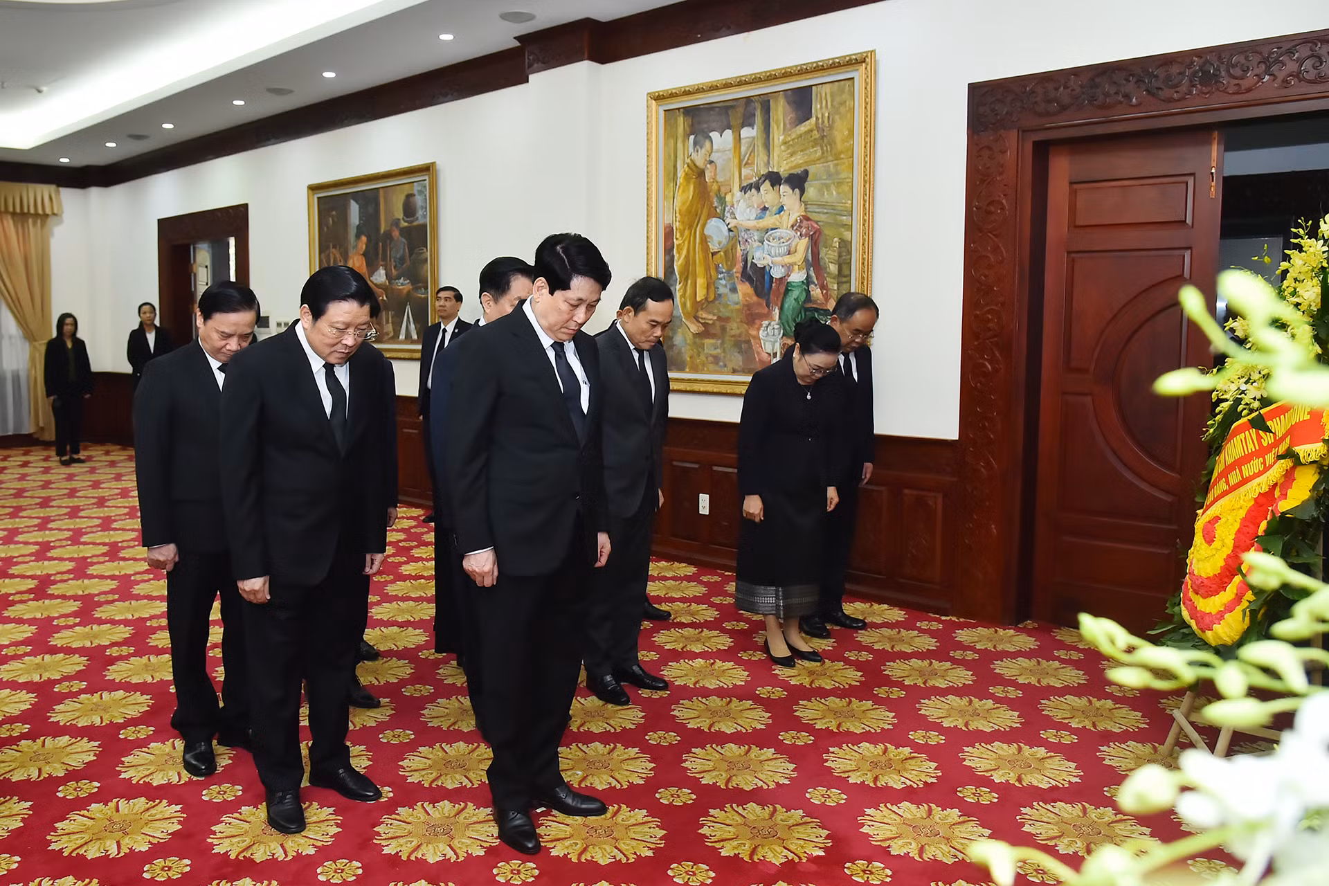 Chủ tịch nước Lương Cường cùng các đồng chí lãnh đạo Đảng, Nhà nước tưởng nhớ đồng chí Đại tướng Khamtay Siphandone.