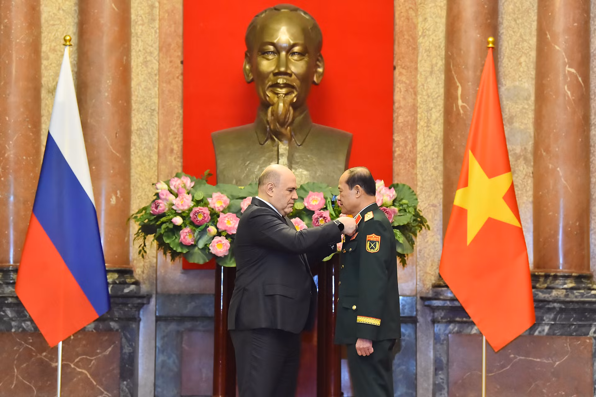 Thủ tướng Nga Mikhail Vladimirovich Mishustin trao Huân chương Hữu nghị của Nhà nước Liên bang Nga tặng Thượng tướng Bế Xuân Trường, nguyên Ủy viên Trung ương Đảng, nguyên Thứ trưởng Quốc phòng, Chủ tịch Hội Cựu chiến binh Việt Nam.