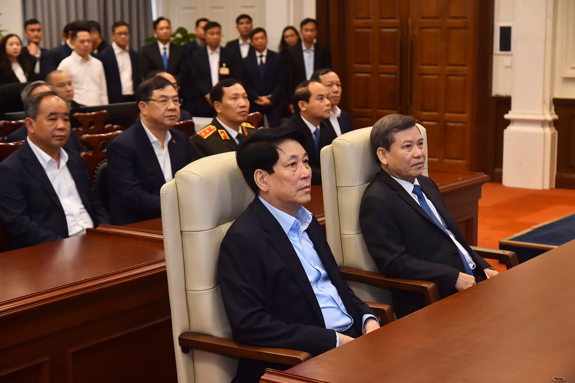 Chủ tịch nước Lương Cường cùng các đại biểu nghe giới thiệu về Trung tâm Giám sát và Điều hành hoạt động Tòa án nhân dân tối cao.